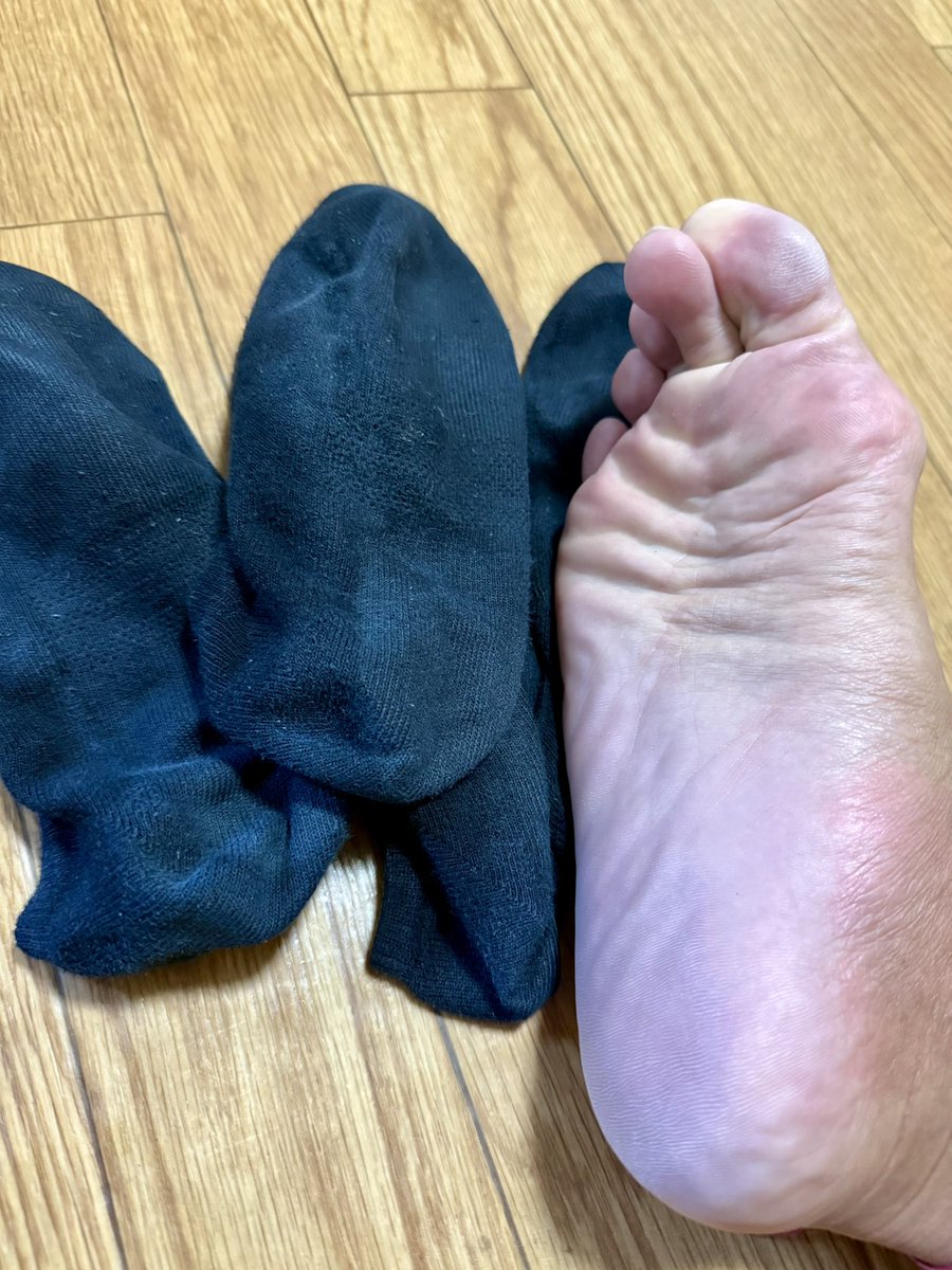 urotaz's tweet photo. リクエストの連履き靴下
4日連続だったしめちゃくちゃ臭い
#足裏　#臭いフェチ　#靴下フェチ　#踏み活 https://t.co/0y9ivaTt23