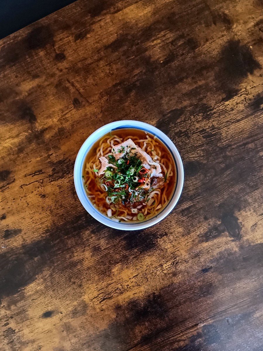 mamake_2's tweet photo. 10/3(土)晴・昼
🍜醤油ラーメン
・はつかり麺㈱お得用生ラーメン醤油味(7.3)
・㈱宮野食品工業所うま煮しいたけ10g(0.24)
・🐖豚肉
・🧅玉葱
・🪔ごま油
・🌶️鷹の爪
・🌿小葱
・🌿あおさ
・胡椒
↑塩分7.54g
朝昼塩分9.208g https://t.co/6I0bpn6o6j