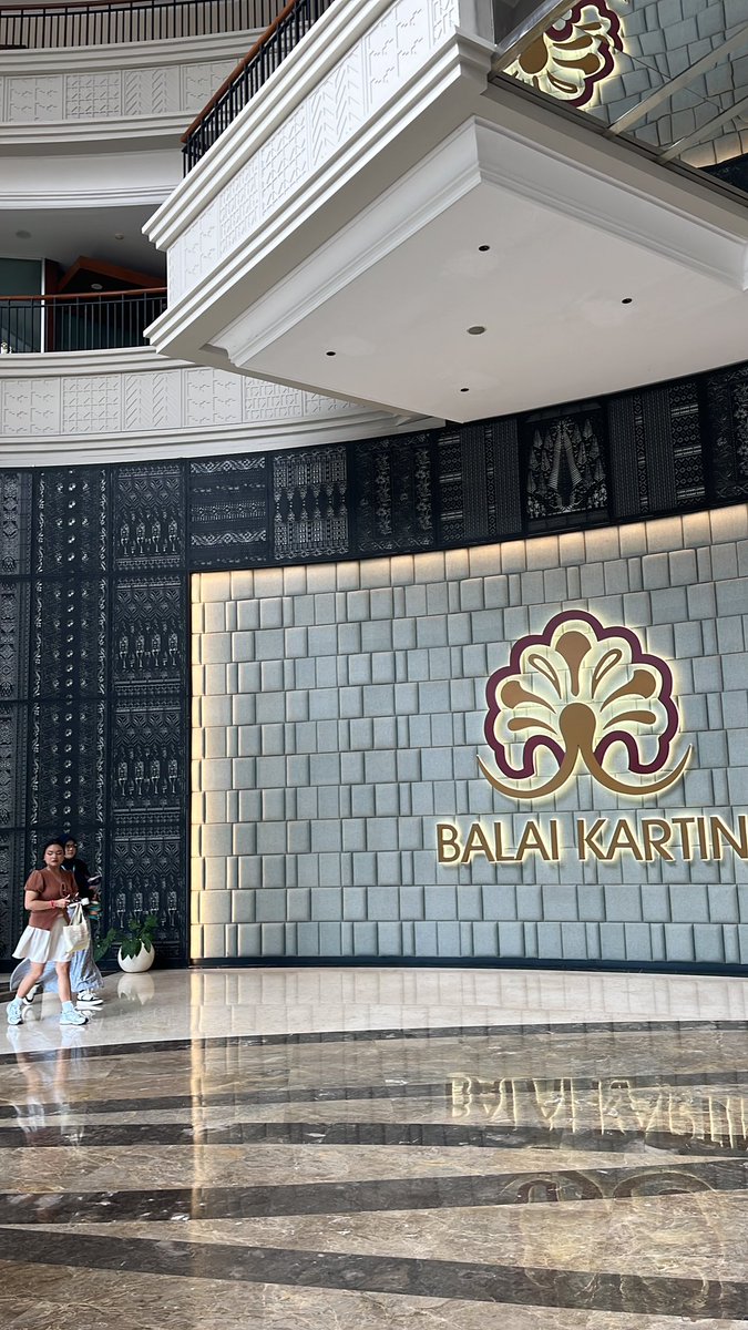 phuthesky's tweet photo. haiii yang mau freebiesku bisa ke deket tulisan ini terus belok sebelah kiri yaa, aku pake tas yang ada permpoon ini! https://t.co/vB9BE3a3wj