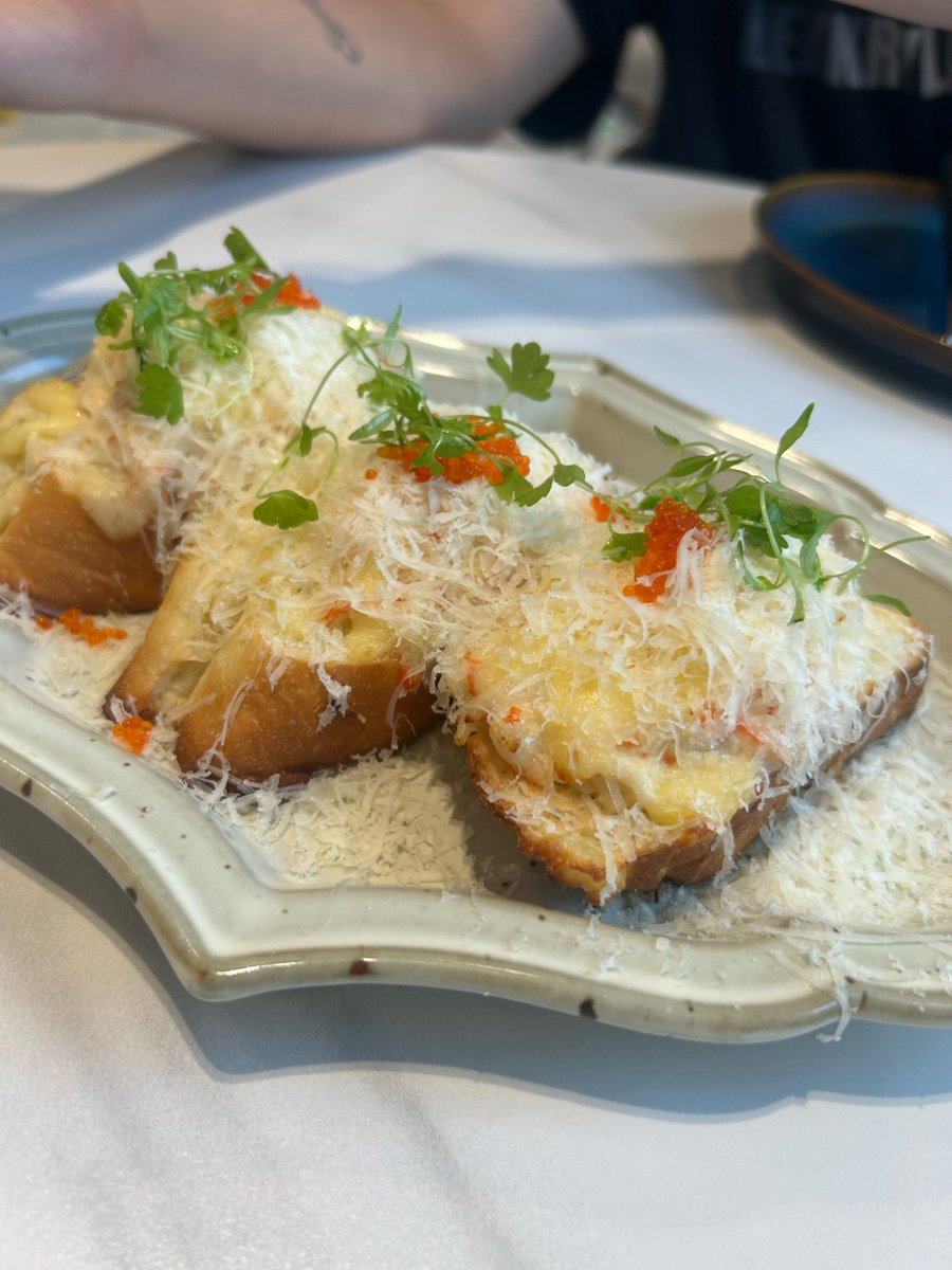 EricTorrest1m1's tweet photo. Freshly baked garlic butter toast with melted parmesan and a sprinkle of dried oregano—quick, cozy, and perfect for a lazy brunch! https://t.co/aAdL0eCNs6