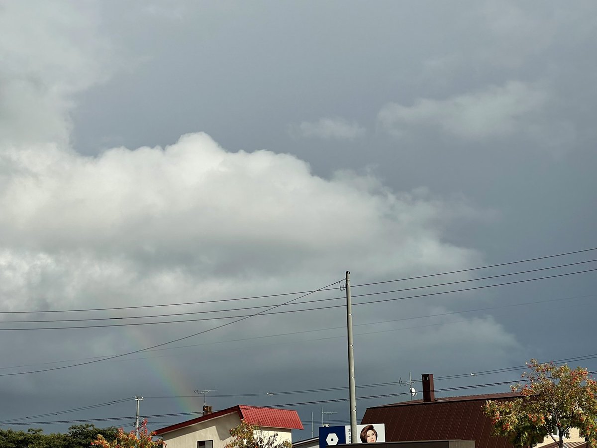 caa_aa_aac's tweet photo. ここのところ午後から雨が降るから
虹🌈が出る出る！
1枚目昨日、2枚目今日 https://t.co/M10qkTyiW5