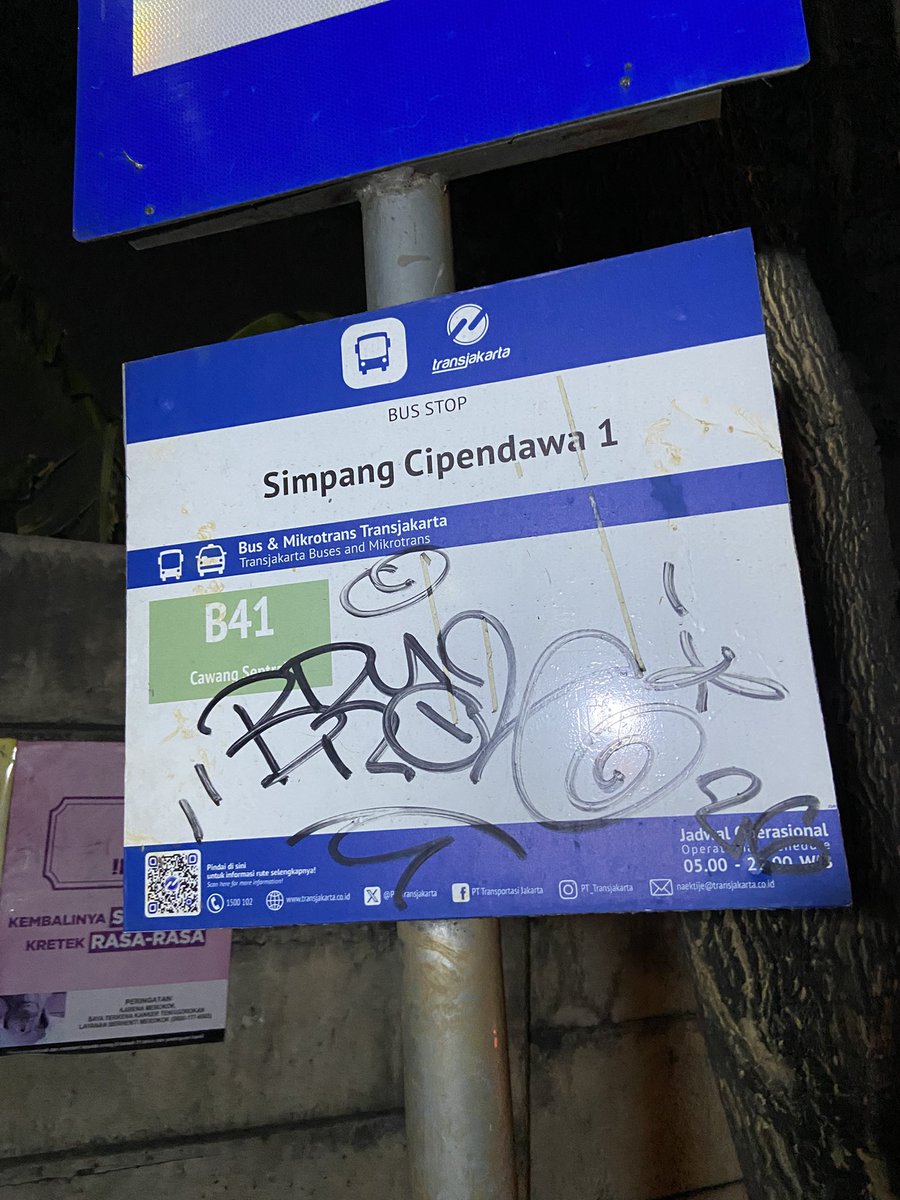 GenBurgeract's tweet photo. Tadi dini hari, kami menambah titik bangku #DibikinWarga di bus stop TJ Cipendawa 1.

Mungkin bus stop cipendawa 1 ini gak serame Komsen, Jatiasih, tapi banyak orang tua dan lansia yang tiap hari nunggu TJ disini.

Semoga 2 bangku sementara ini bisa ngurangin capenya mereka. https://t.co/KOhZZuGRwM