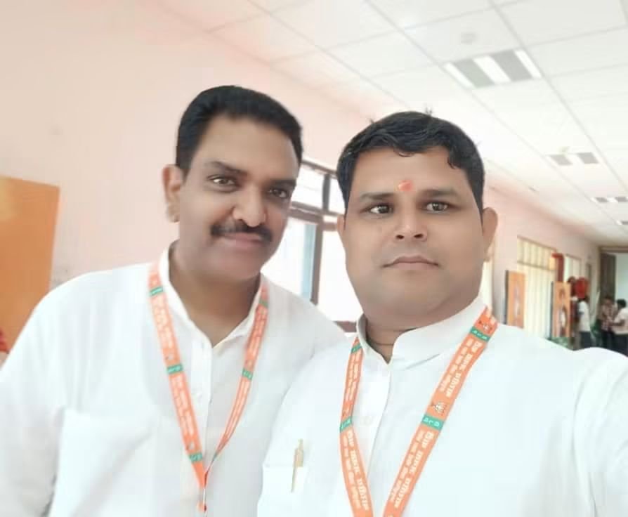 vinod4spnm's tweet photo. सरल-सौम्य व कर्मठ व्यक्तित्व के धनी, उत्तर प्रदेश सरकार में मा0 राज्यमंत्री (स्वतंत्र प्रभार) श्री @asim_arun जी, आपको जन्मदिन की हार्दिक बधाई एवं शुभकामनाएं।

प्रभु श्री राम जी से प्रार्थना है कि आप दीर्घायु हों और सदैव स्वस्थ एवं प्रसन्न रहें
 @SureshKKhanna 
@idharampalsingh https://t.co/43Y1SdzUba