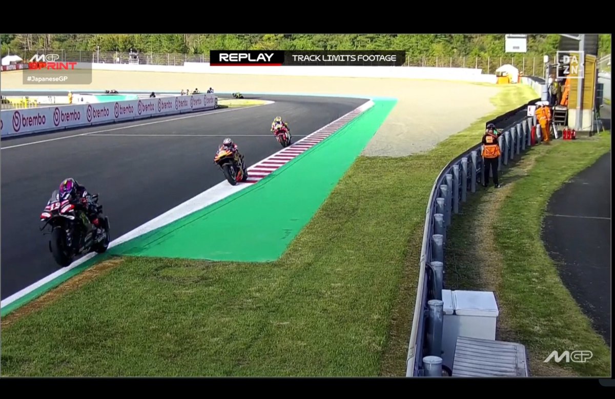 Ruben_DXT's tweet photo. Yo entiendo por qué hacen lo de pisar el verde, pero si esto es una ganancia para un piloto que baje Dios y lo vea. En fin. Qué manera de liar un resultado. #MotoGP https://t.co/uuF38WUqEk