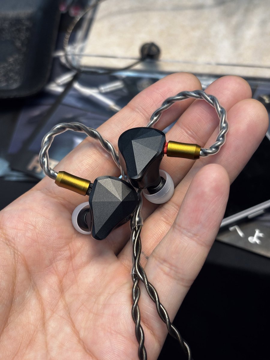 eear_hamachan's tweet photo. #ポタフェス

参考出展の「有線ピヤホン7」
有線のピヤホンでは初めての多ドラ構成。 
デザインなどなどは今後決まっていく。

重低音の重さもガッツリあって、良い意味でピークが感じられた。多面、多角に鮮やかさを感じるような新鮮さを感じられる逸品。 https://t.co/I2YGzNeIc6