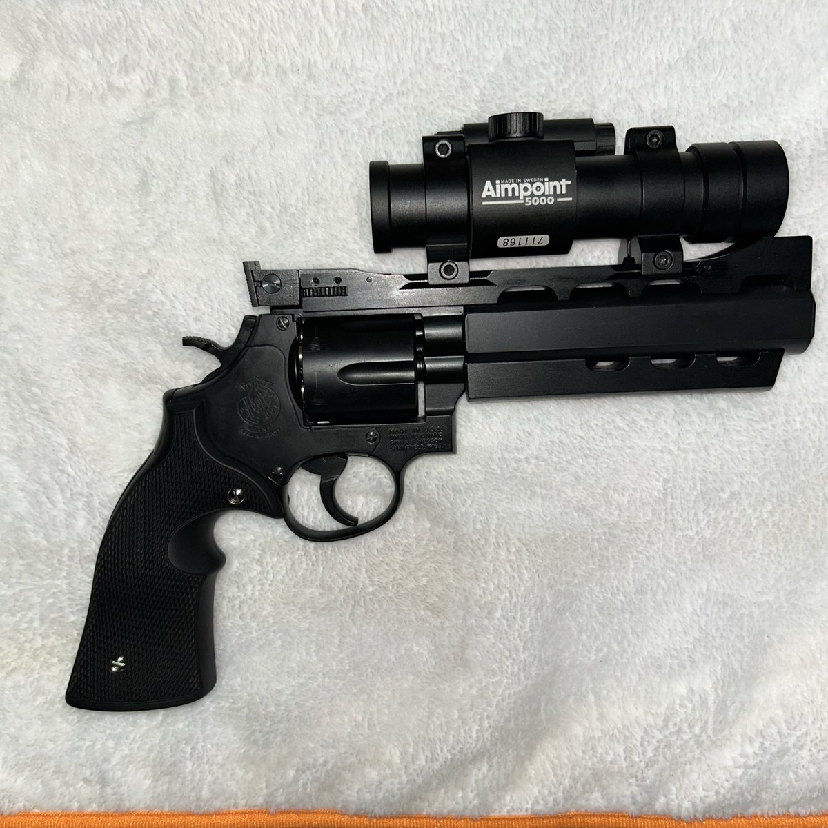 yass1911's tweet photo. #エアガン #ガスガン #パワーカスタム
686パワーカスタムの発売が遅れまくっているので先に586パワーカスタムを購入してAIMPOINT5000 のレプリカを載せてみました、メッチャフロントヘビーですわ https://t.co/mlfux3o2Q5