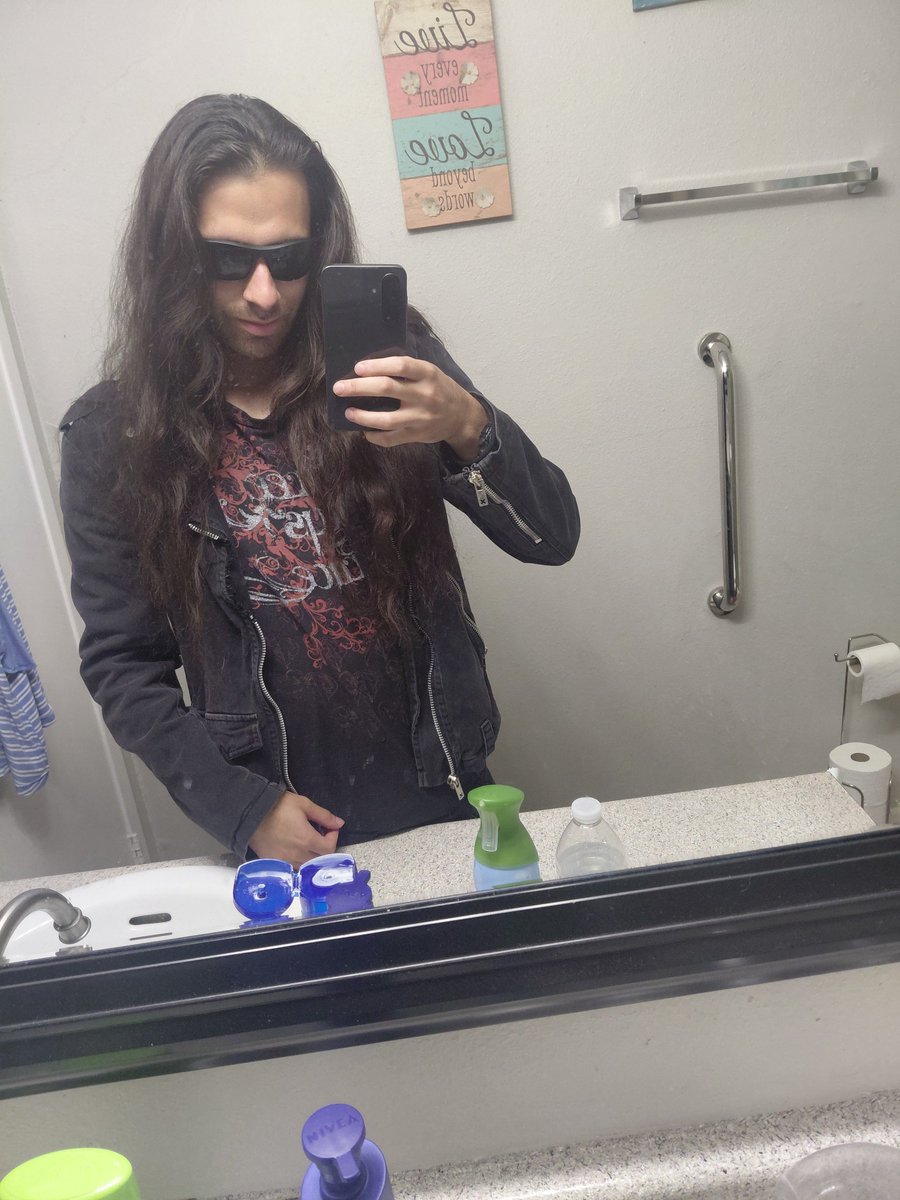 shadowcool29481's tweet photo. Ehhh lol 🫠😎🤘🏻☠️👻🕸🕷🌃✨️🌙 https://t.co/JVVM8oOhhF