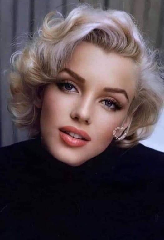 Darekbrzoza's tweet photo. Podobno Marilyn Monroe, z rozbrajającą  szczerością, powiedziała kiedyś do Einsteina: „Moglibyśmy mieć razem dziecko. Wyszłoby piękne jak ja i mądre jak ty". Na co, ojciec teorii względności, odpowiedział: "Cóż, niestety obawiam się, że raczej by wyszło z moją urodą i Twoją inteligencją." Wtedy jeszcze nie było wiadomo (testy zostały zrobione później), że IQ Marilyn Monroe wynosiło 165, czyli o pięć punktów powyżej "największego geniusza wszech czasów”. Marilyn Monroe (Norma Jeane Baker, 1926-1962) była świetną czytelniczką. Miała w domu bibliotekę z około tysiącem książek i spędzała wiele godzin na czytaniu utworów literackich, poezji, teatru, filozofii. Marilyn, oprócz wielkiego pragnienia życia, miała ogromną ciekawość świata i niepohamowany głód wiedzy. Oto kilka wspaniałych cytatów tej niesamowitej kobiety:
"Jedną z najlepszych rzeczy, jakie mi się przydarzyły, jest to, że jestem kobietą. Wszystkie kobiety powinny się tak czuć.”
„Psy nie gryzą. Ludzie to robią." "Nie mam ochoty na wiosnę. Czuję się jak gorąca czerwona jesień”. „Śmiej się, gdy jesteś smutny. Płacz jest zbyt łatwy."
"Nikt mi nie mówił, że byłam piękna, gdy byłam dzieckiem. Wszystkim dzieciom należy mówić, że są piękne, nawet jeśli nie są.”
"Lepiej być samotną bez nikogo niż nieszczęśliwą z kimś.” „Niedoskonałość to piękno, a szaleństwo to geniusz.”
„Lepiej być niedorzecznym niż być nudnym.”
„Rozczarowania sprawiają, że otwierasz oczy i zamykasz serce. " „Jestem małą dziewczynką w wielkim świecie, próbującą znaleźć kogoś do pokochania”.
„Nigdy nie opuściłam kogoś, w kogo wierzyłam."
„Nigdy nikogo nie oszukałem. Czasami pozwalam ludziom popełniać własne błędy."
„Gdybym przestrzegała wszystkich zasad, to nigdzie bym nie dotarła." „Łatwiej jest kochać człowieka niż z nim żyć."
„Nie spuszczaj głowy, uśmiechaj się, bo życie jest piękne i masz wiele powodów do uśmiechu"
Tym samym został obalony mit głupiej blondynki.
za Net