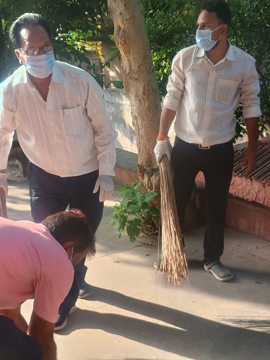 FciGwalimp's tweet photo. "स्वच्छता ही सेवा 2026" कार्यक्रम के अंतर्गत FCI मंडल कार्यालय ग्वालियर द्वारा "एक दिन, एक घंटा, एक साथ" पहल के तहत श्रमदान का आयोजन किया गया एवं "एक पेड़ माँ के नाम" वृक्षारोपण अभियान चलाया गया #SwachhBharat #SwachhataHiSeva2026 https://t.co/a1G7OLLcQn