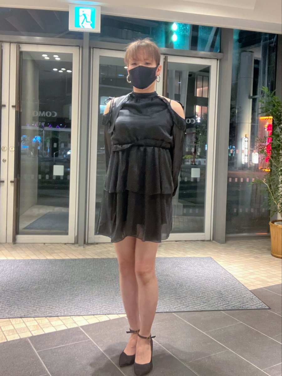 ZeroChan100's tweet photo. 常連のお客さんから
「れいちゃん（源氏名）は
　フリフリの洋服もきっと似合うよ！」と
アドバイスをいただいたので
こんな服にも挑戦してみましたが、
どうも 今くるよ師匠感が拭えなくて…

お店で「どやさ！」を言わないように
我慢するのが大変でした😂
#中年MTF日記 https://t.co/6NCBYkL1i3