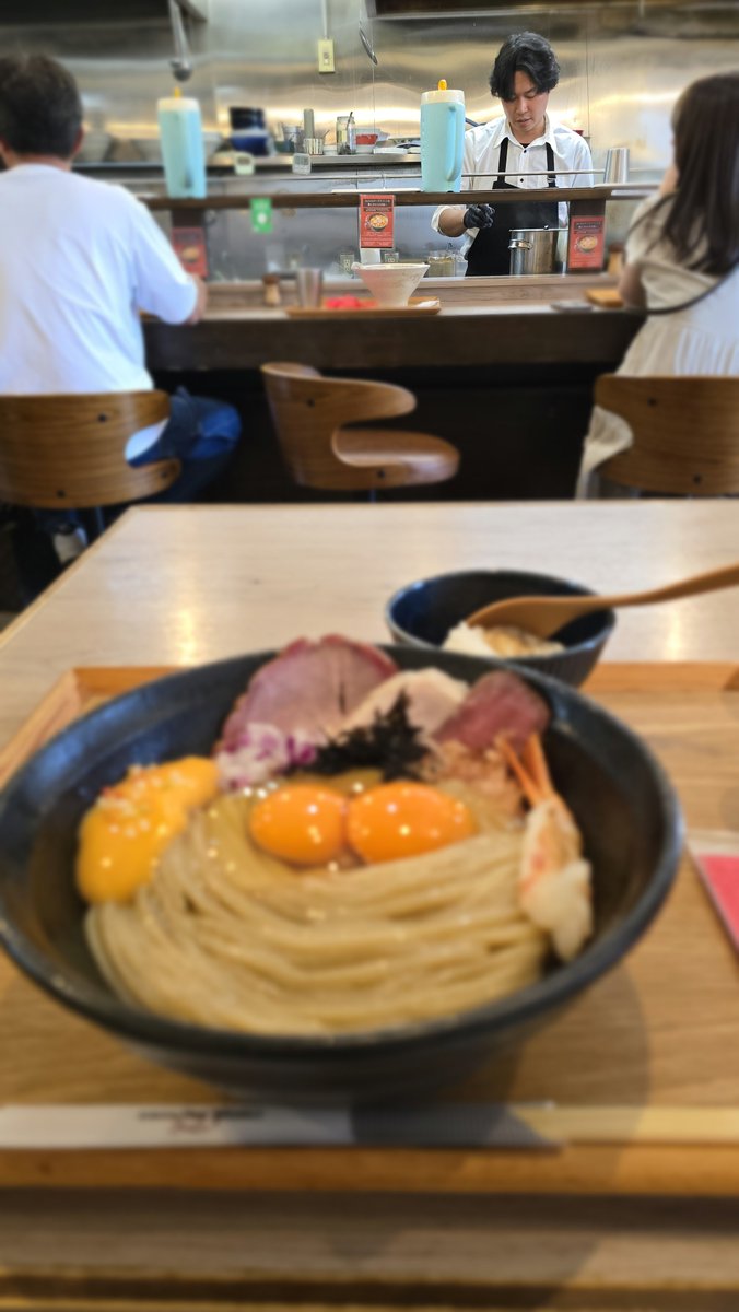 02hige's tweet photo. 午前野球、午後仕事
その前にエビエネルギー補充

俺、頑張っている
みやっち、頑張っている
バイトちゃん、頑張っている
将平、ボッチ頑張っている
💪🦐＆👩‍🍳  …は、昼飲み？頑張っている
みんな、頑張ってぃ…

『ETM 1.5倍で〜す💕』
ちょっと待てぇ━━━い！！
   　!!( ; ﾛ) ﾟ ﾟ　🍜o😚 https://t.co/LNVdENxVY2