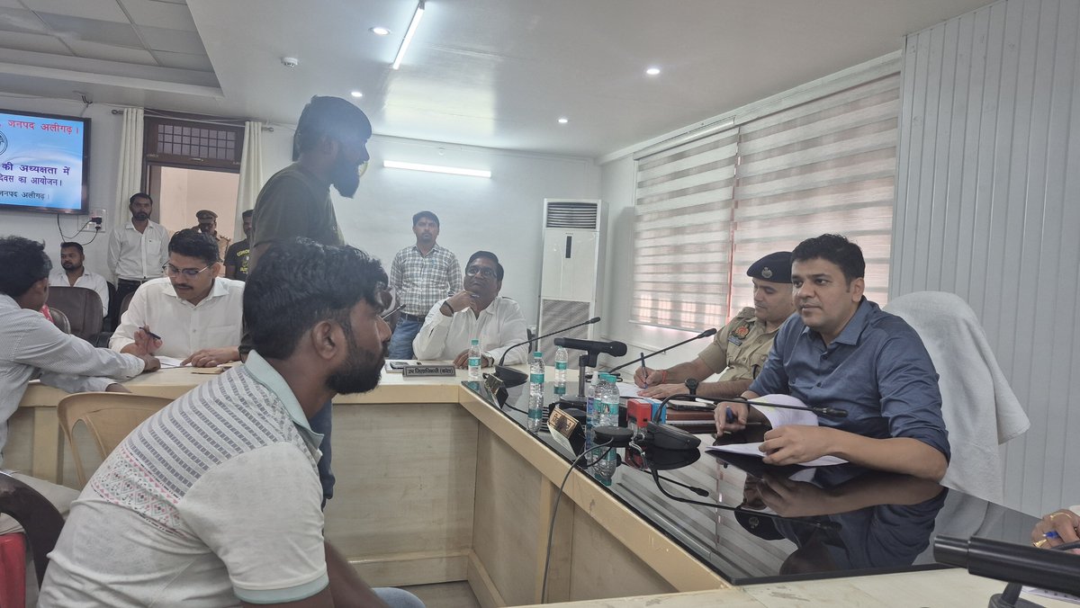 Dm_Aligarh's tweet photo. तहसील कोल में आयोजित संपूर्ण समाधान दिवस में शिकायतों समस्याओं को सुनकर गुणवत���तापूर्ण निस्तारण के लिए अधिकारियों को आवश्यक निर्देश दिए। https://t.co/UPxXb1QgDv