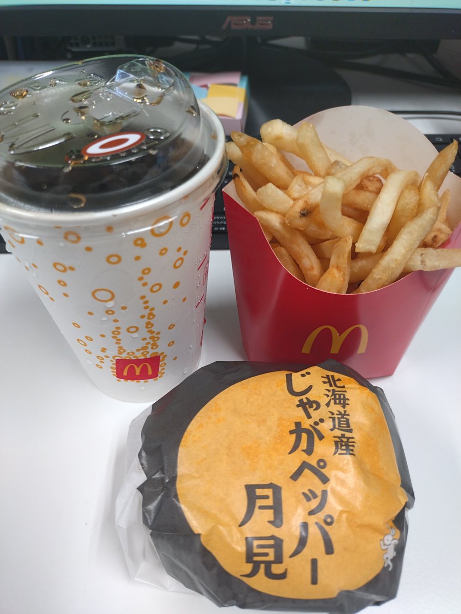 mekko1010's tweet photo. 土曜出勤
本日のランチはマクドナルド
「北海道産じゃがペッパー月見」

昨日から金木犀の香り再び
待ってました〜二度咲き！！
癒されるよ…ありがとう✨️ https://t.co/1eORcBul5A