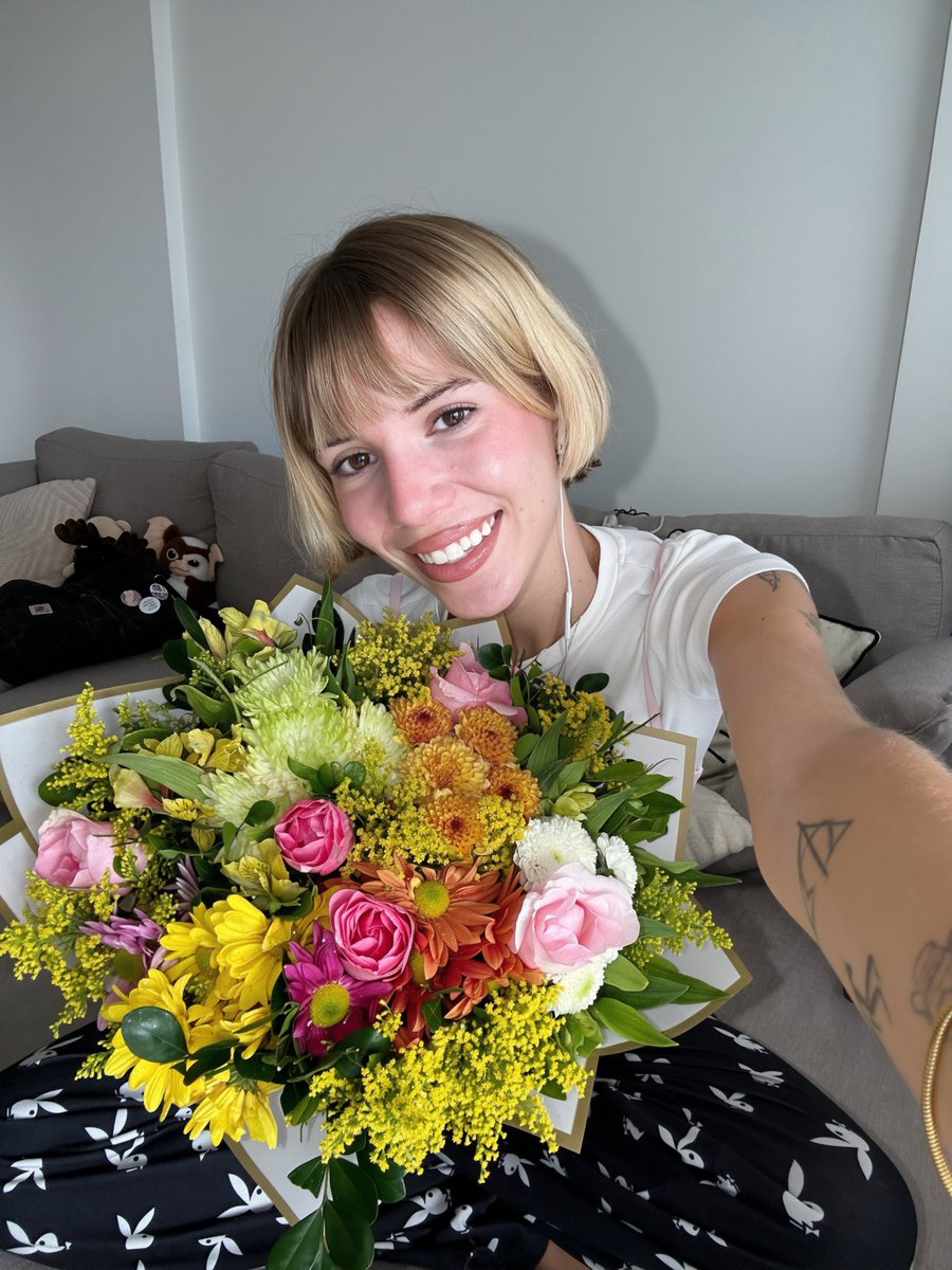 falling4frida's tweet photo. do I look more like a gf or a wife ? https://t.co/fg9Uhq6UIO