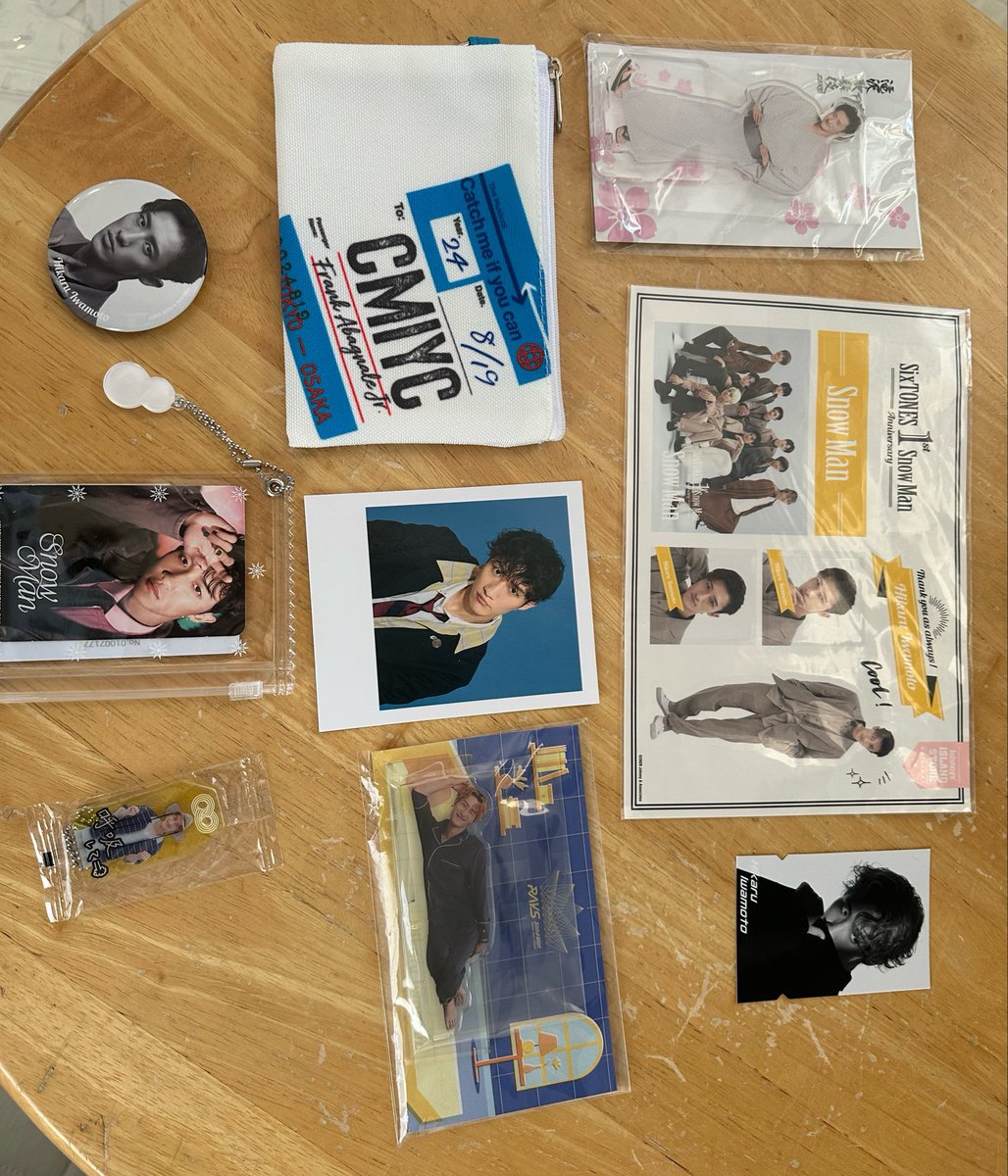 v_vrkw's tweet photo. 探しきれなかったので寄せ集めで申し訳ないですがあらゆるひーくんのグッズをまとめて出発です💛
グッズ販売、夕方もあると勝手に勘違いしてたので買えなかった😭　
とりあえずこれらをお守りにメンタル整えて挑む、、、！❤️‍🩹🥺
#TTW https://t.co/OxcVYK9aEi