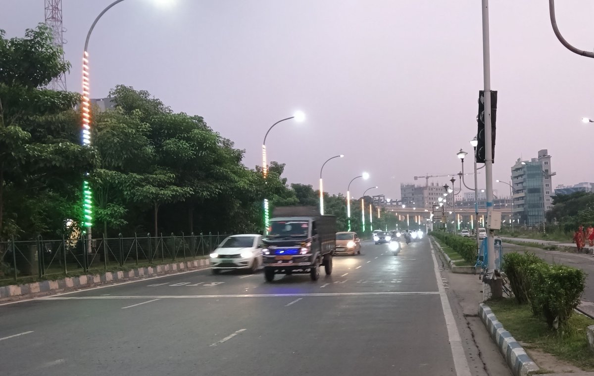 BengCineTracker's tweet photo. #Personal_Opinion 

You can oppose the BJP government on many fronts, but there’s no denying this aesthetic touch. 🇮🇳✨

The Tricolour-inspired lampposts along the roads of New Town, Kolkata give the streets a striking, vibrant, and distinctly Indian character.

A simple visual element, yet remarkably transformative.