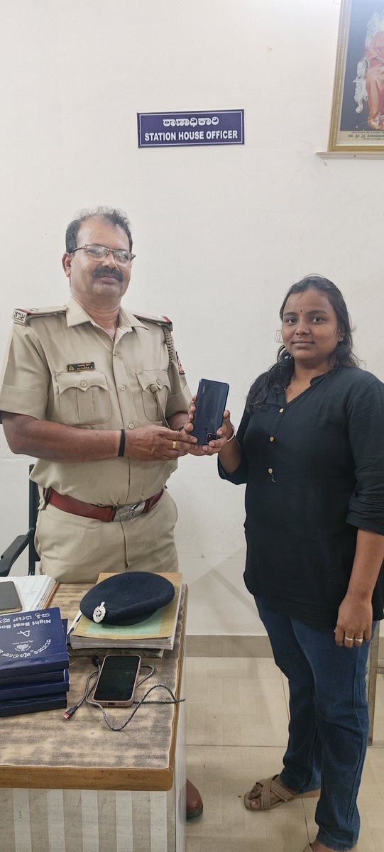 AlanahalliPS's tweet photo. ದೂರುದಾರ ಕಳೆದುಕೊಂಡಿದ್ದ ಮೊಬೈಲ್ ಫೋನ್ ಅನ್ನು CEIR ಪೋರ್ಟಲ್ ಮೂಲಕ ಪತ್ತೆ ಮಾಡಿ ವಾರಸುದಾರರಿಗೆ ಹಿಂತಿರುಗಿಸಲಾಗಿರುತ್ತದೆ. ಮೊಬೈಲ್ ಫೋನ್ ಕಳೆದುಕೊಂಡರೆ ಕೂಡಲೇ   KSP APP  E- lost Report ನಲ್ಲಿ  ನೊಂದಾಯಿಸಿ, ಬದಲಿ‌ SIM ಪಡೆದು ನಂತರ CEIR ಪೋರ್ಟಲ್ ನಲ್ಲಿ Block Stolen/Lost Mobile ಆಯ್ಕೆ ಮಾಡಿ ನಮೂದಿಸುವುದು.@CPMysuru https://t.co/aazPjzTTt1
