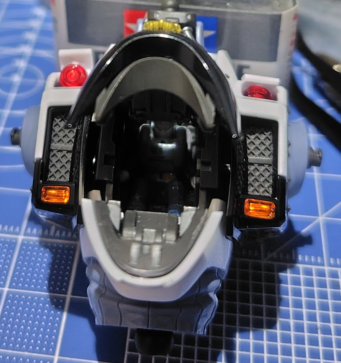 kougo_m's tweet photo. あっがるぅ〜! 改造しかけの1/72イングラムの参考になるなぁ… パカパカは出来るようにはしてたんだけど… そろそろあっちも手を付けないと…💦 にしても、荷物来ないなぁ…
#パトレイバー
#PATLABOR_EZY
#INGRAM_PLUS
#AV98Plus https://t.co/fAVWNoKll3