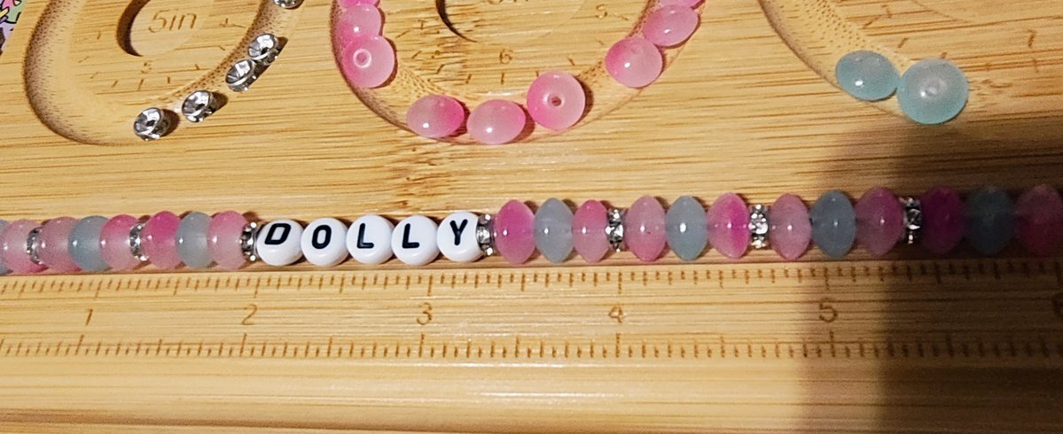 KruisCreations's tweet photo. 6-inch bracelet inspired by Dolly Parton. 🩷🩵

Made with 8mm Abacus 'glass' beads, silver-studded spacers, and letter beads!

#bracelet #handmadejewelry #handmade #beadedbracelets #beadedjewelry #dollyparton #dollypartontribute #wwdd #dolly #dollypartonfans https://t.co/lzkfUqr4UE