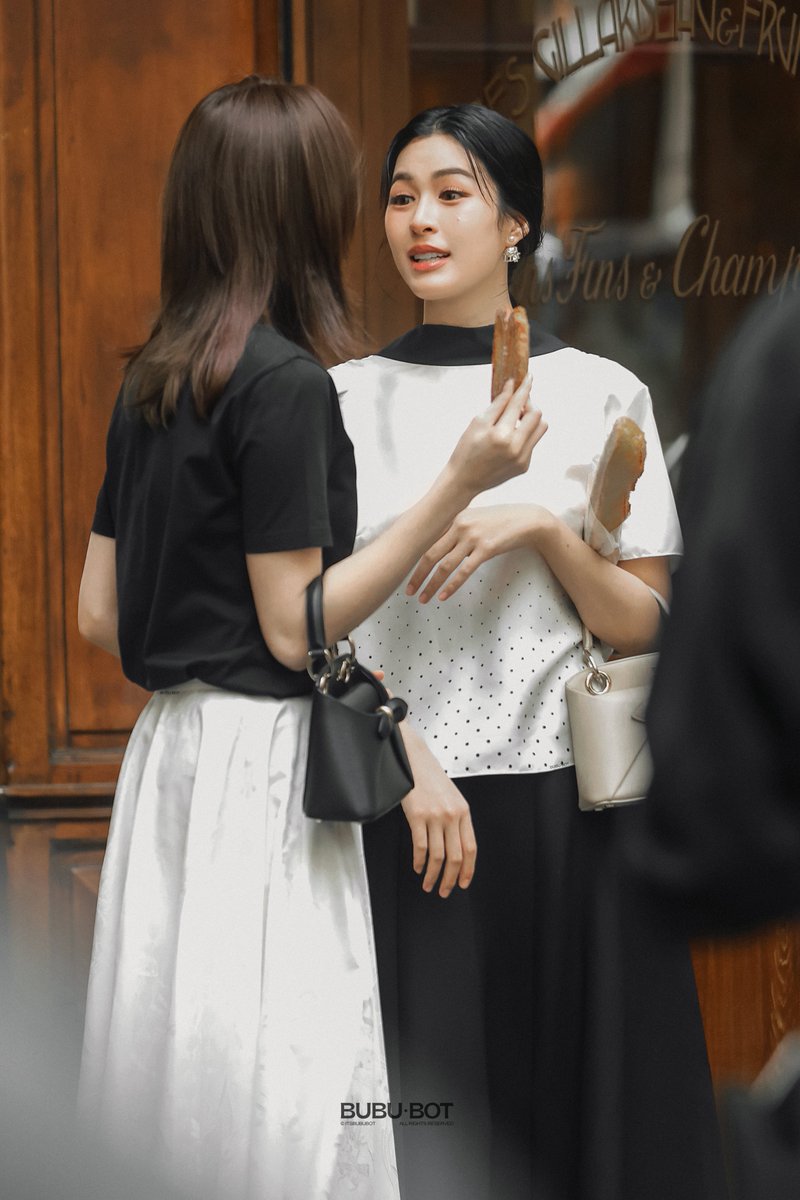 itsbububot's tweet photo. 092826 🥨🥖

#LinglingKwong #OrmKornnaphat #LingOrmDiorSummer27 #LingOrm 
#Dior #DiorSummer27 #PFW https://t.co/ORp31tK7md