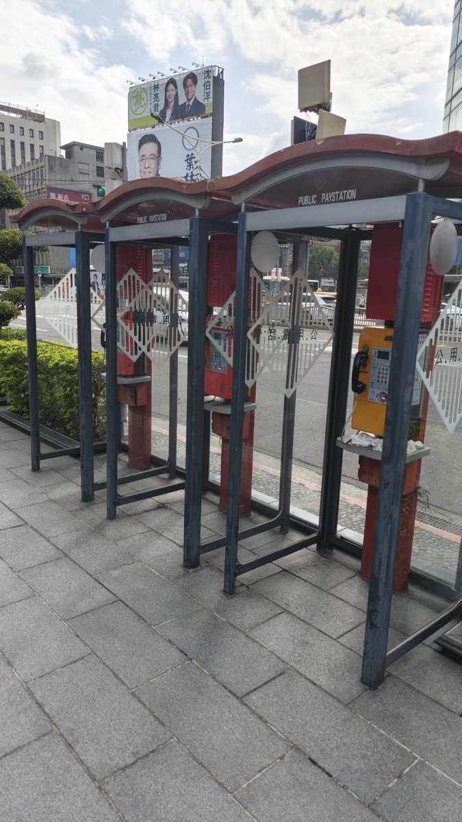 Shalel's tweet photo. 行天宮と電話ボックス https://t.co/QTukBYoykR