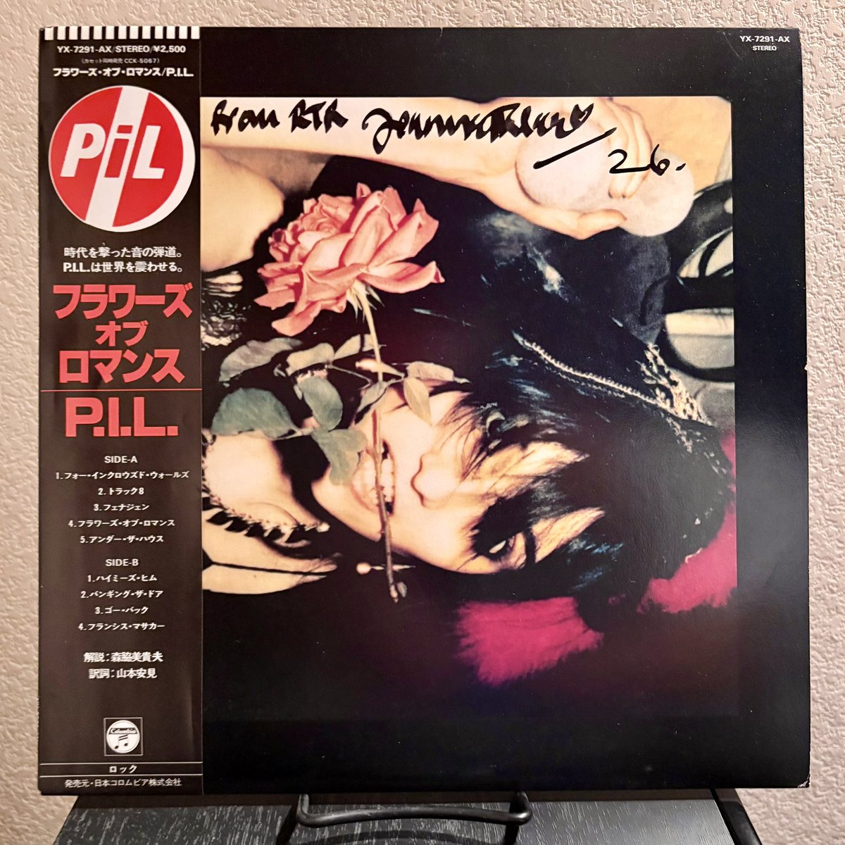 Hassey_90125's tweet photo. 昨晩Rough Trade 50th Anniversary
After Party @恵比寿KATA

PiL『The Flowers of Romance』の印象的なジャケットに写るご本人💐Jeannette Leeさんに念願叶ってサインをいただく！

現在はRough Trade Records 共同オーナー、穏やかな口調でとても優しい方だった✨ https://t.co/zjo4cL25SM
