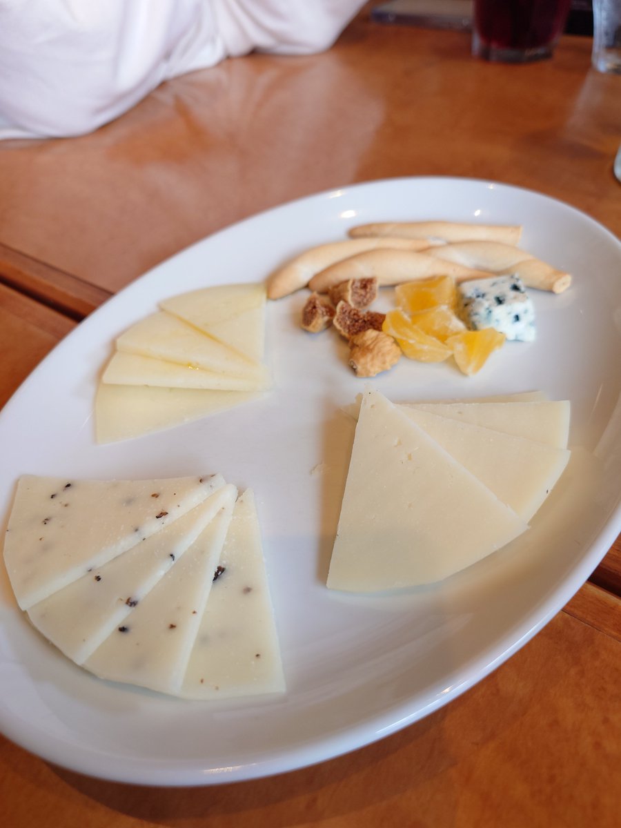 41mochi25's tweet photo. スペインバルで昼飲みしてました https://t.co/MwRYkp6c08