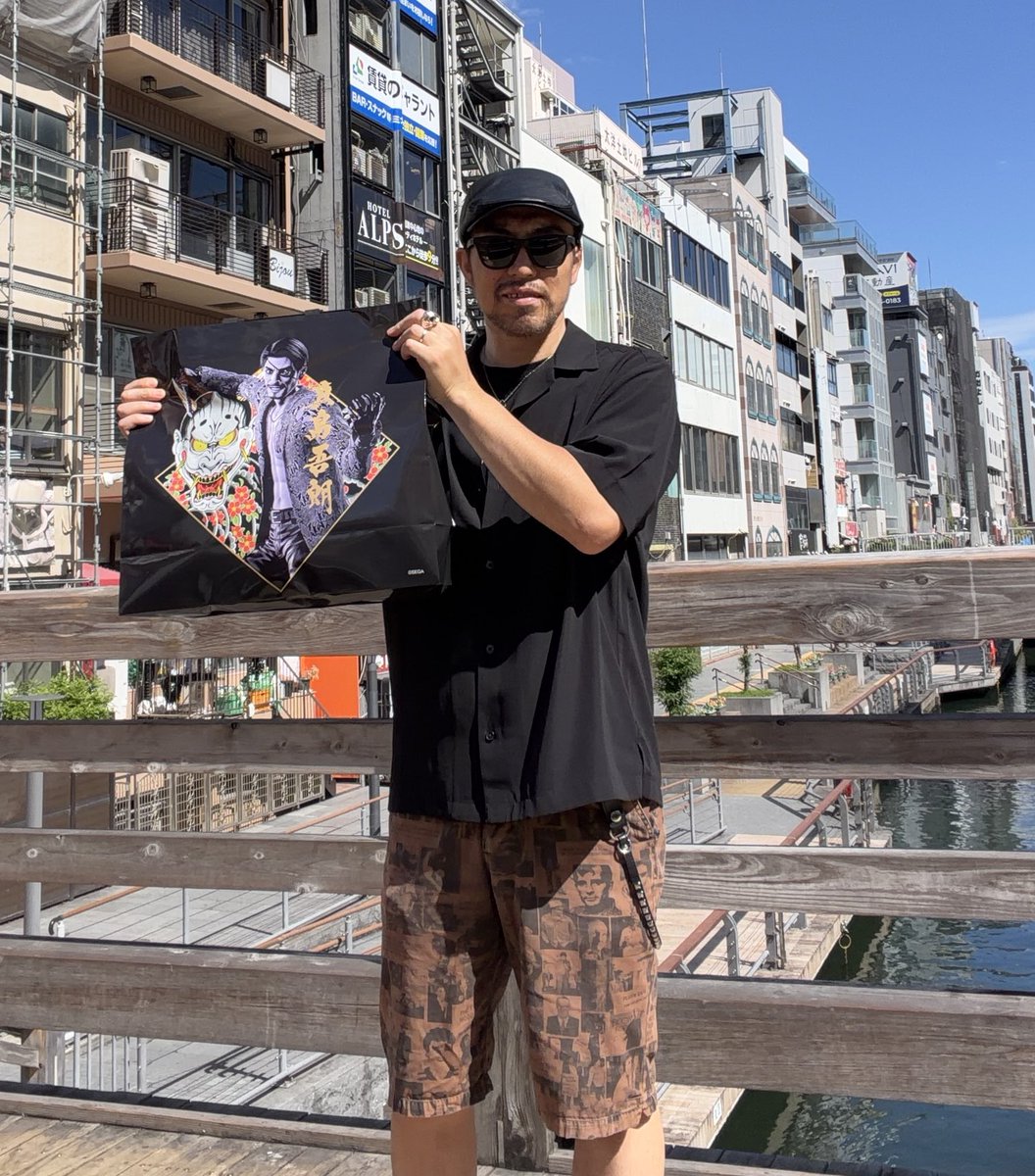 ps5mizuno's tweet photo. めでたい日に参加できて幸せでした✨
大阪の魅力がまた増えたと思います。

真島の兄さんビッグアクスタ完売はちょっと凹みましたが、まぁいつかは買えるでしょう。
なんといっても常設店ですから。

🐉7外伝でお馴染みの〝のびたこもっチーズ〟久々に食ったらやはり美味い
値段高なってるけど。 https://t.co/YRrv2B7Asb