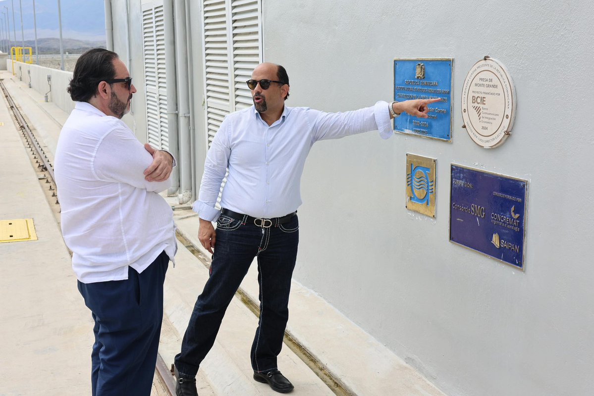 OLACDEORG's tweet photo. 💧⚡ Energía, infraestructura e ingeniería con sello dominicano.

El Secretario Ejecutivo de OLACDE, @AndresReboll, visitó la Presa de Monte Grande, en República Dominicana 🇩🇴, una importante obra multipropósito construida por Servinca, empresa dominicana y patrocinadora de la XI Semana de la Energía.

Ubicada sobre el río Yaque del Sur, esta infraestructura contribuye a la regulación del recurso hídrico, el control de inundaciones, el riego y el abastecimiento de agua, y contempla además la incorporación de generación hidroeléctrica de aproximadamente 15 MW.

Durante la visita, el Secretario Ejecutivo destacó especialmente el valor de una obra desarrollada con ingeniería, capacidades y materiales del país, reflejo del potencial que existe en nuestra región para impulsar infraestructura estratégica para el desarrollo energético.

🤝 Agradecemos a #Servinca por abrirnos las puertas de este proyecto y por su respaldo a la XI Semana de la Energía.

📅 6 al 9 de octubre de 2026
📍 Santo Domingo, República Dominicana