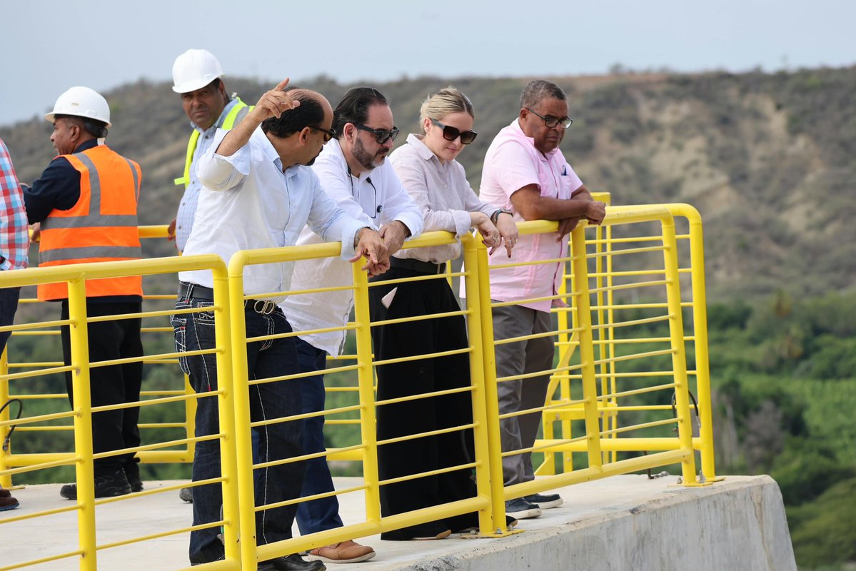 OLACDEORG's tweet photo. 💧⚡ Energía, infraestructura e ingeniería con sello dominicano.

El Secretario Ejecutivo de OLACDE, @AndresReboll, visitó la Presa de Monte Grande, en República Dominicana 🇩🇴, una importante obra multipropósito construida por Servinca, empresa dominicana y patrocinadora de la XI Semana de la Energía.

Ubicada sobre el río Yaque del Sur, esta infraestructura contribuye a la regulación del recurso hídrico, el control de inundaciones, el riego y el abastecimiento de agua, y contempla además la incorporación de generación hidroeléctrica de aproximadamente 15 MW.

Durante la visita, el Secretario Ejecutivo destacó especialmente el valor de una obra desarrollada con ingeniería, capacidades y materiales del país, reflejo del potencial que existe en nuestra región para impulsar infraestructura estratégica para el desarrollo energético.

🤝 Agradecemos a #Servinca por abrirnos las puertas de este proyecto y por su respaldo a la XI Semana de la Energía.

📅 6 al 9 de octubre de 2026
📍 Santo Domingo, República Dominicana