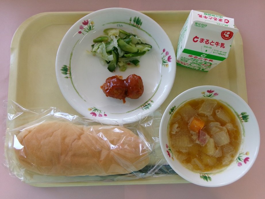 kurosawaharu02's tweet photo. 私がガキの頃、給食のおばさんは公務員扱いで、今よりずっと待遇が良かった。だからこそ現場にも活気があったし、何より給食がめちゃくちゃ美味しかった。

それを思い出しながら、砺波市の10/1の給食を見ると、なんだか悲しくなる。

パン、牛乳、少量のおかずと汁物。

育ち盛りの子どもたちが食べる昼飯がこれかよ。

雇用形態や給食費の問題も含め、子どもの食事まで「コスト削減」が優先される社会って、本当に豊かになったと言えるのか？

日本、普通に貧しくなってると思う…こんなんじゃ腹も心も満たされないよ。