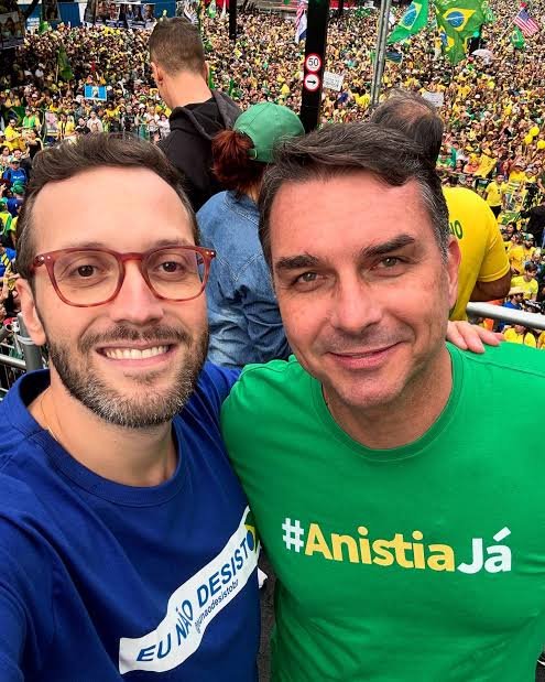 PrimeiroFront's tweet photo. 🔴ÚLTIMA HORA: Filipe Barros ultrapassa Gleisi Hoffmann na briga pela 2ª vaga ao Senado no Paraná. Se isso se confirma no domingo. A deputada Gleisi Hoffmann ficará sem cargo a partir de 2027. https://t.co/9vt91dZYWP