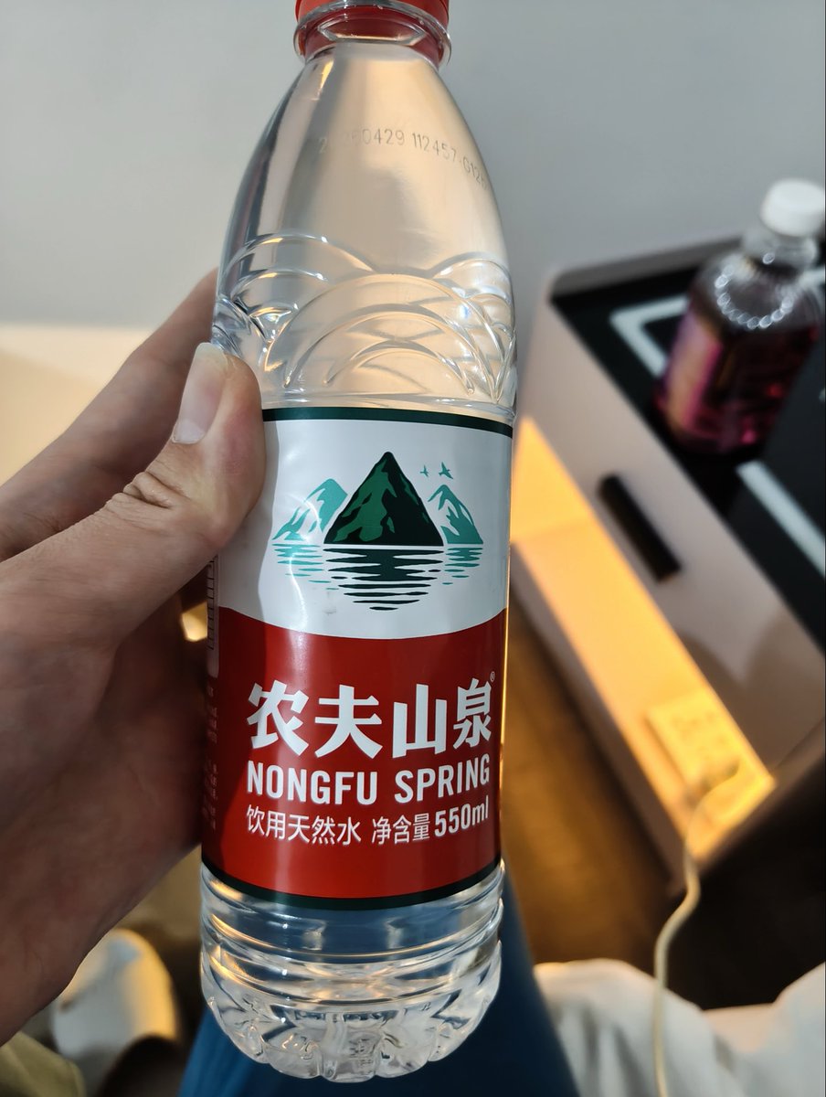 KyrThro's tweet photo. 来Chatswood花得最值的一笔钱
20人民币
买一瓶家乡来的矿泉水
这瓶在国内是什么价格 https://t.co/XhHIM6Oct0