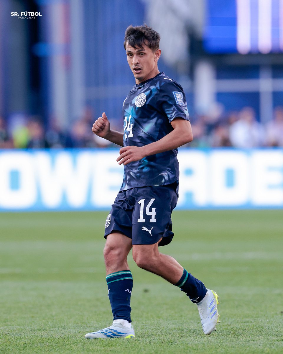 SrFutbolPy's tweet photo. Tenemos que agradecer de tener a este tipo de nuestro lado. Es una máquina de recuperar pelotas y no regula nunca, ni siquiera en amistosos. Respetos para ANDRÉS CUBAS. ❤️🇵🇾 https://t.co/Ma9ejljJZV