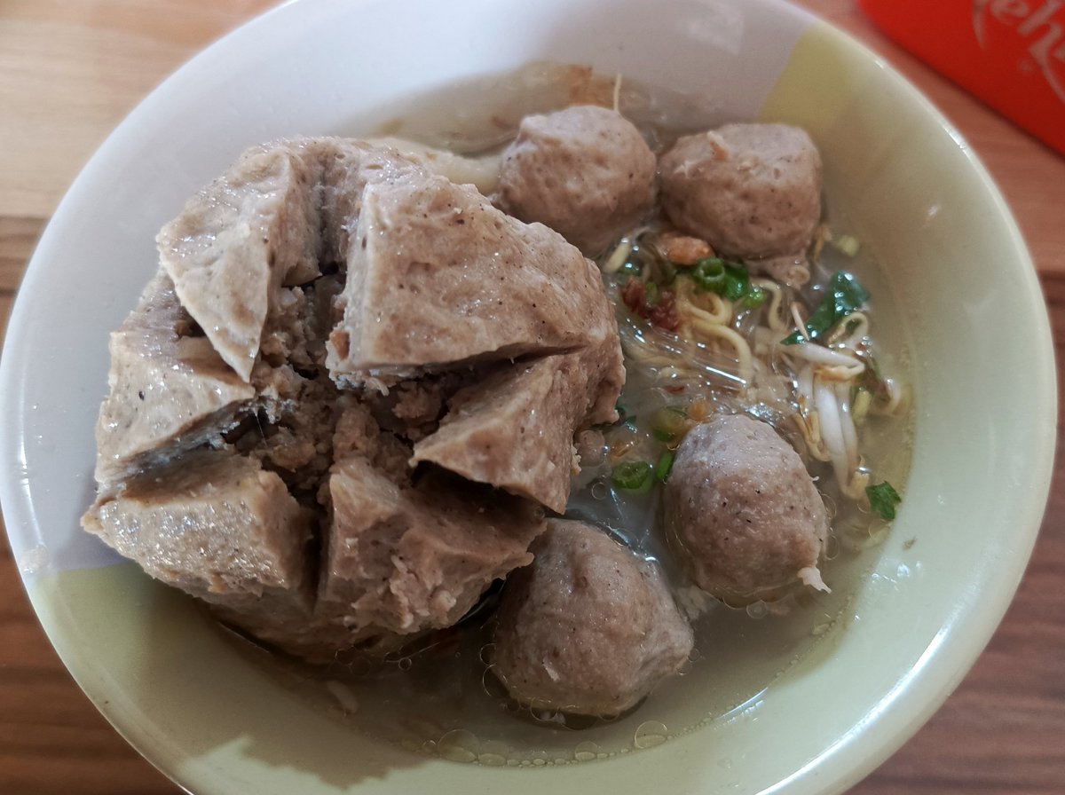Nolife407's tweet photo. @KapudS640 Dapet 6 porsi bakso jumbo yang isiannya full daging 😭 https://t.co/6CthED8S5w