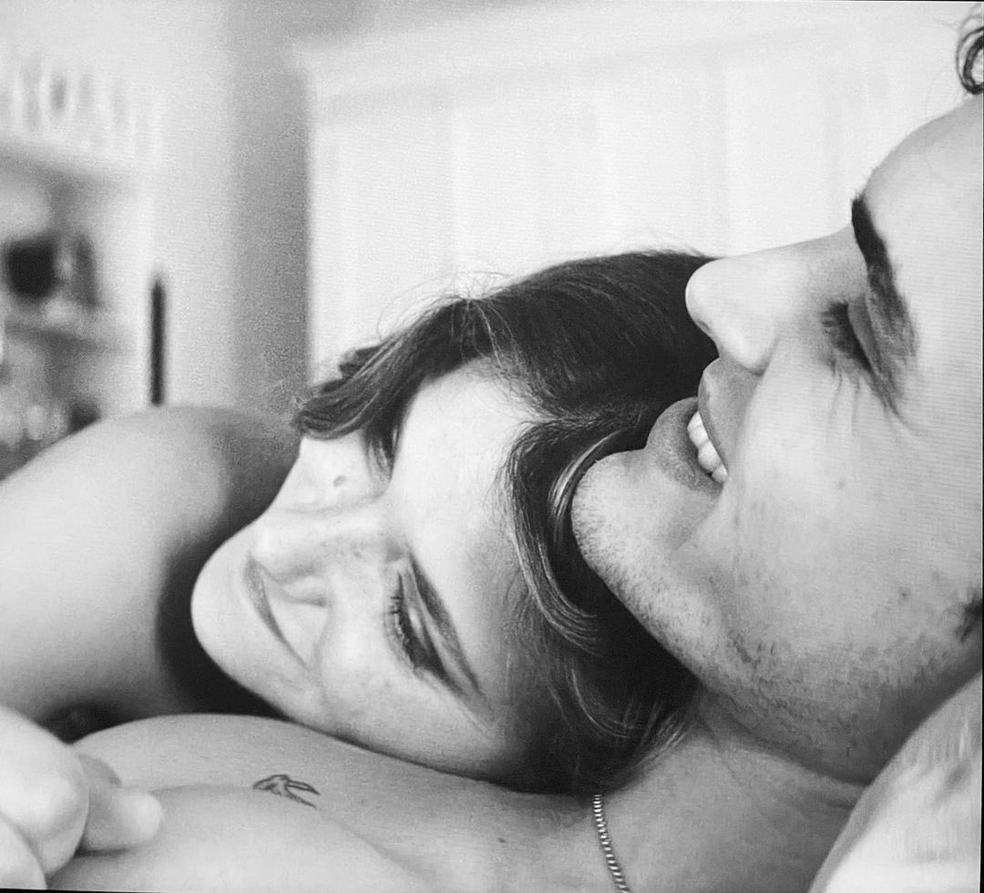 Itsgabriellew's tweet photo. Nosso recomeço vai ter, dia, lugar e hora e o momento certo na hora certo eu acredito na gente nossos olhares se encontram ainda te amo ainda você também me ama somos feitos para ficar juntos te amo  infinitamente https://t.co/EQenGThA1V