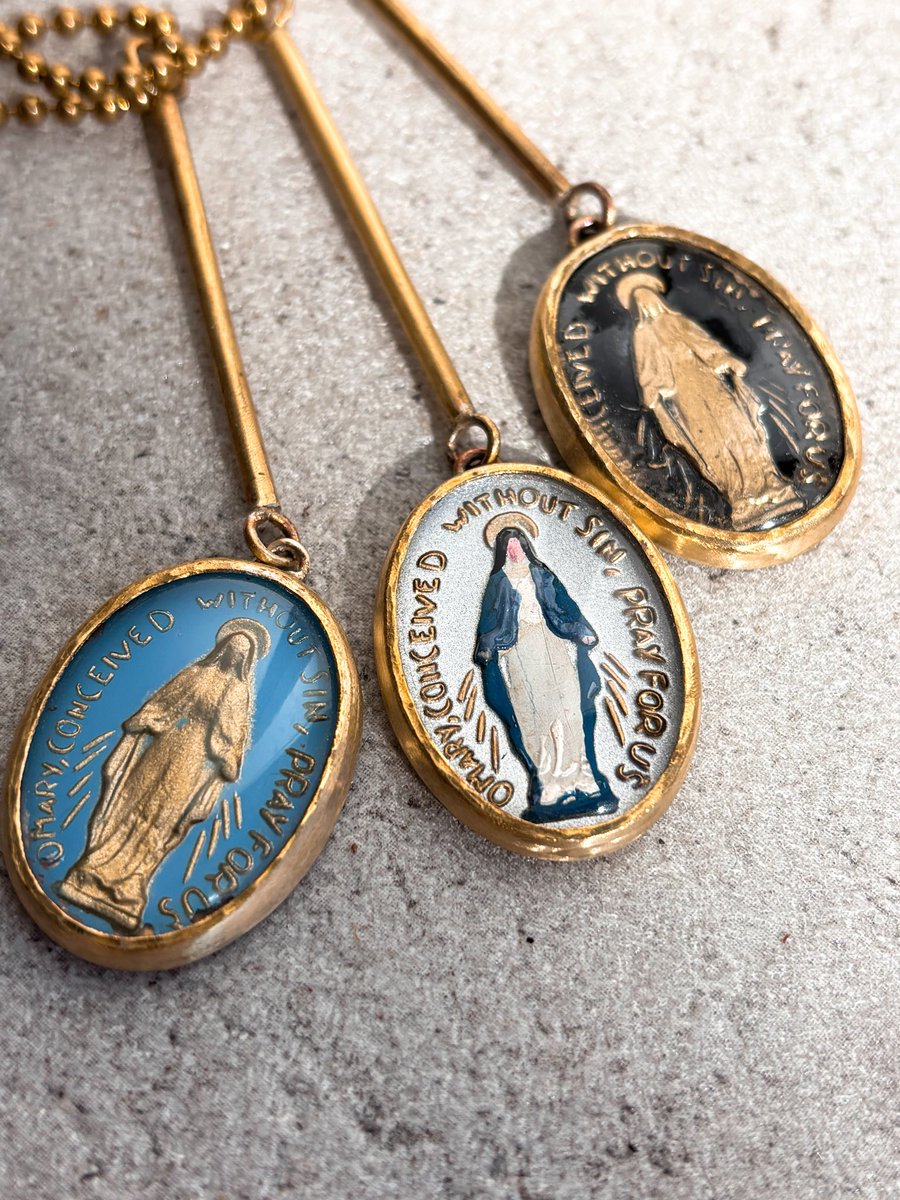 10Uxu's tweet photo. .
vintage glass cabochon "Mary" (Czech🇨🇿)

⸝⸝꙳👰‍♀️⊹ ࣪ ˖

ボールチェーン…45㎝
3.5㎝の真鍮棒にマリア様のガラスを下げてTOPにしました🔨

#ヴィンテージ
#彫金
#真鍮
#マリア像 
#金沢旅行 https://t.co/PkD6VwlhLn