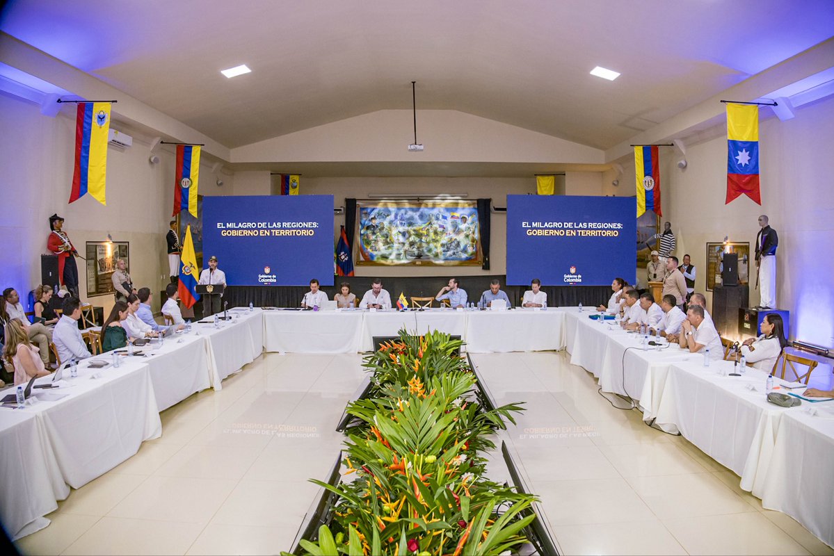 MinAmbienteCo's tweet photo. Viceministro de Ordenamiento Ambiental del Territorio @DavidOlarteA , participó en la visita del Presidente @ABDELAESPRIELLA, a Coveñas, Sucre en el marco de la iniciativa "El Milagro de las Regiones"

En este espacio uno de los principales anuncios desde el sector ambiental, fueron los más de $230 mil millones de pesos de regalías para enfrentar la erosión costera en el Caribe Colombiano.

Los recursos financiarán proyectos de entidades públicas nacionales, regionales, departamentales y municipales, orientados a la conservación y restauración de los ecosistemas marino-costeros.

Desde el sector ambiente, resaltamos el valor de nuestra #AgendaABC ambiental (Agua, Biodiversidad y Comunidades) sea una guía para que #Sucre lidere directamente una nueva visión de desarrollo regenerativo que le permita crecer a toda la región.