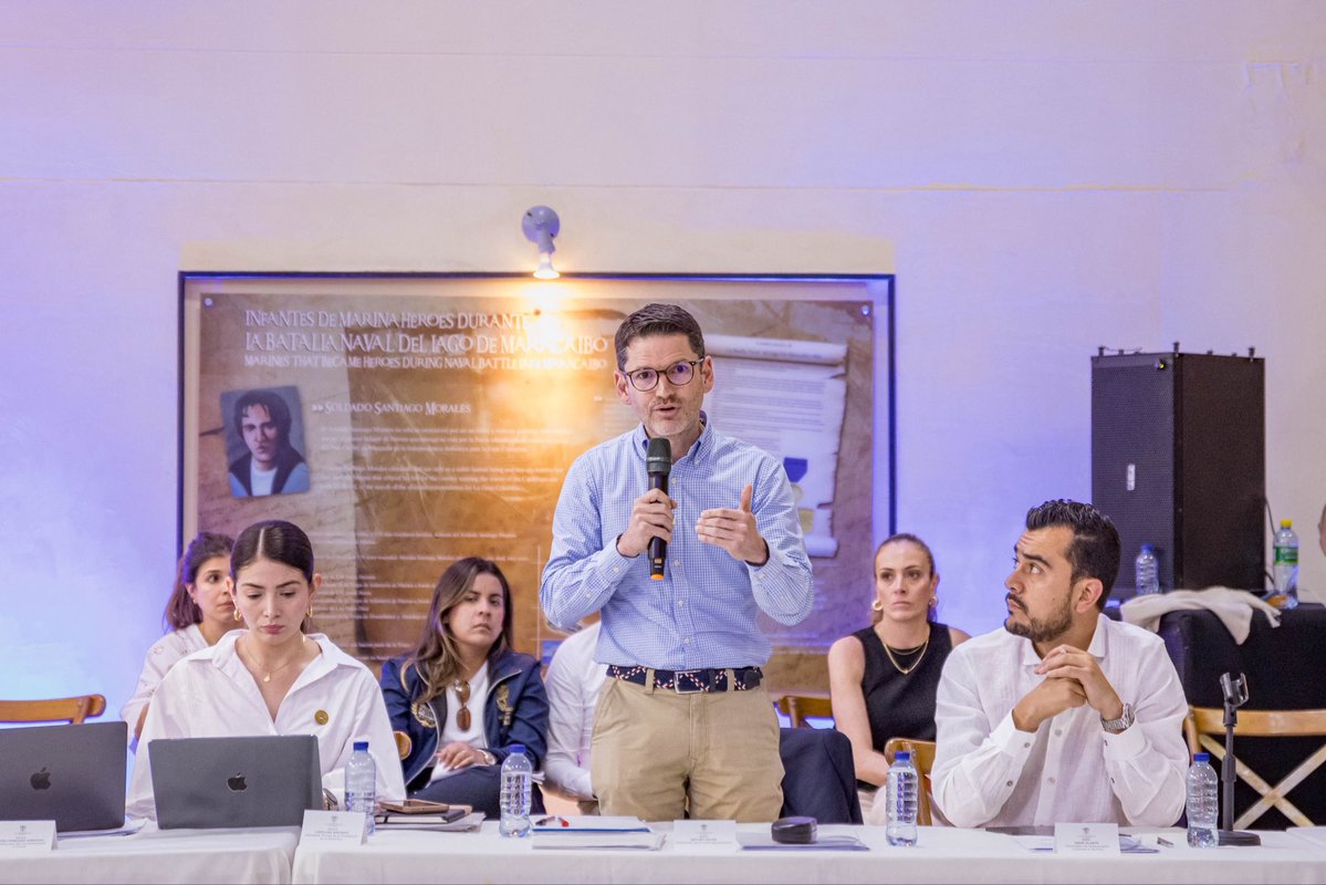 MinAmbienteCo's tweet photo. Viceministro de Ordenamiento Ambiental del Territorio @DavidOlarteA , participó en la visita del Presidente @ABDELAESPRIELLA, a Coveñas, Sucre en el marco de la iniciativa "El Milagro de las Regiones"

En este espacio uno de los principales anuncios desde el sector ambiental, fueron los más de $230 mil millones de pesos de regalías para enfrentar la erosión costera en el Caribe Colombiano.

Los recursos financiarán proyectos de entidades públicas nacionales, regionales, departamentales y municipales, orientados a la conservación y restauración de los ecosistemas marino-costeros.

Desde el sector ambiente, resaltamos el valor de nuestra #AgendaABC ambiental (Agua, Biodiversidad y Comunidades) sea una guía para que #Sucre lidere directamente una nueva visión de desarrollo regenerativo que le permita crecer a toda la región.