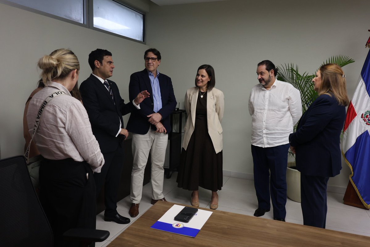 OLACDEORG's tweet photo. 🤝⚡ OLACDE y la Pontificia Universidad Católica Madre y Maestra (@PUCMM) fortalecen su cooperación académica y energética.

Hoy, en Santo Domingo, @AndresReboll, Secretario Ejecutivo de OLACDE, y la Dra. Virginia Flores Sasso, vicerrectora de Investigación e Innovación de PUCMM, firmaron un Convenio de Cooperación Interinstitucional. 

El acuerdo impulsará investigación, capacitación, intercambio de conocimientos, asistencia técnica y actividades académicas en áreas clave como energías renovables, planificación, políticas y eficiencia energética. 

🌎 Seguimos conectando academia y cooperación para fortalecer el futuro energético de América Latina y el Caribe.

#OLACDE #PUCMM #Energía #Cooperación #Academia