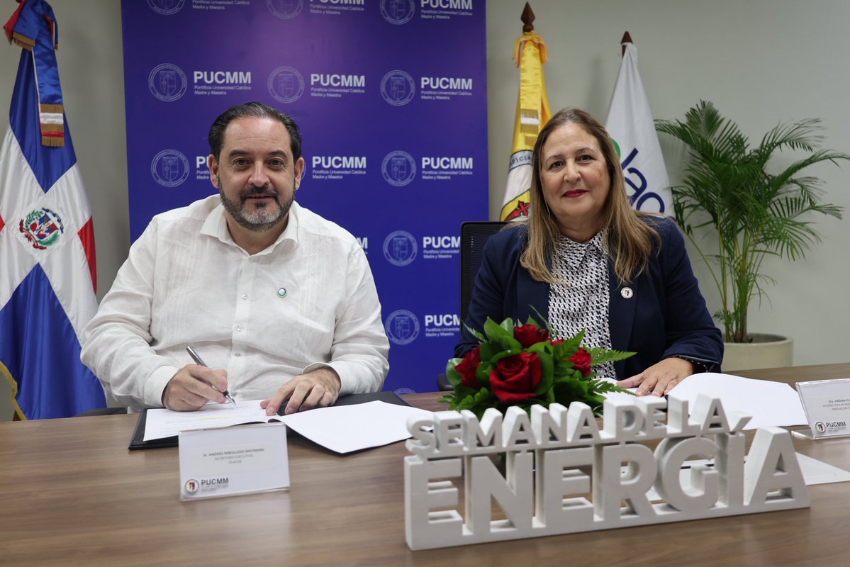 OLACDEORG's tweet photo. 🤝⚡ OLACDE y la Pontificia Universidad Católica Madre y Maestra (@PUCMM) fortalecen su cooperación académica y energética.

Hoy, en Santo Domingo, @AndresReboll, Secretario Ejecutivo de OLACDE, y la Dra. Virginia Flores Sasso, vicerrectora de Investigación e Innovación de PUCMM, firmaron un Convenio de Cooperación Interinstitucional. 

El acuerdo impulsará investigación, capacitación, intercambio de conocimientos, asistencia técnica y actividades académicas en áreas clave como energías renovables, planificación, políticas y eficiencia energética. 

🌎 Seguimos conectando academia y cooperación para fortalecer el futuro energético de América Latina y el Caribe.

#OLACDE #PUCMM #Energía #Cooperación #Academia