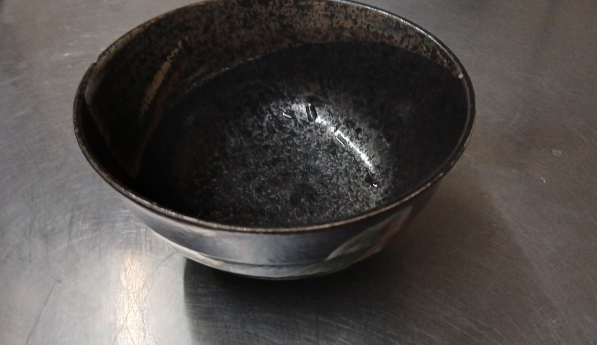 kurahachi01's tweet photo. おはようございます。二代目です。
来月の商品を考えるのに四苦八苦している二代目です。
限定商品用の白のラインが入った器を使った、ぶっかけ系か釜玉系にしようか？
通常使用のかけ系にしようか？
食欲の秋に近づき食べる気は最高値なのですが
発想力のバロメーターは半分くらい😖💦

悩みます😞🌀 https://t.co/sy7mEBmemJ