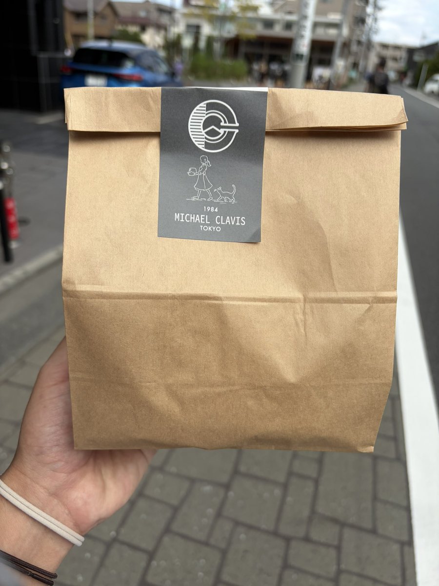 aka_2_key's tweet photo. もしかして、おれが食べてたのってシフォンケーキではないのではないか？という可能性があったので買ってきた。近所にシフォンケーキ専門店があってびっくりした https://t.co/o0QYVJPKbw
