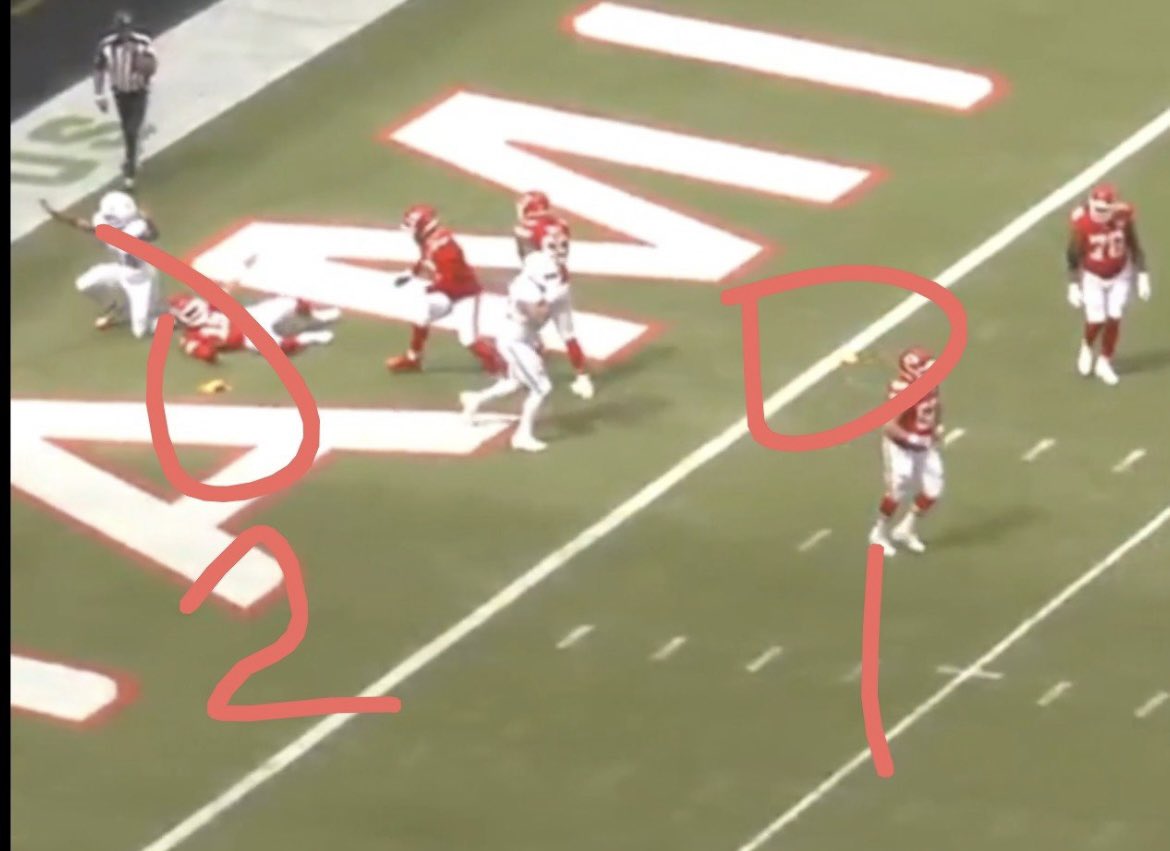 DelaneIsland5's tweet photo. @NathanABrown9 @MarcusBibulus @DaveMyersBIB he threw the flag at the goaline where the hold was dumbass 😂😂 https://t.co/9gwGJfSQ4f