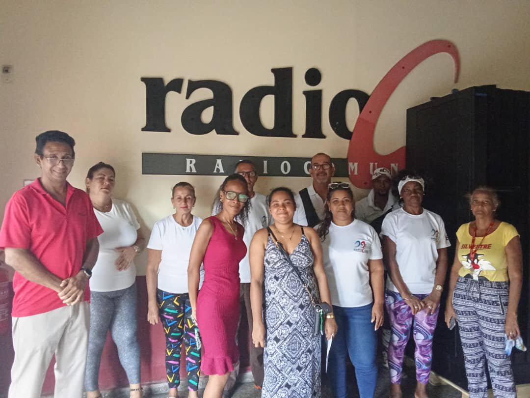 LaAnirhabana's tweet photo. El Buró Provincial encabezado por nuestra presidenta @AValladare16221 y la Presidenta del Buró Ejecutivo Municipal del #Cerro llega hasta #RadioCuba y realizan matutino sobre la jornada del innovador. 
#InnovarEsCrecer
#100X50 https://t.co/ufb0HNmmFD