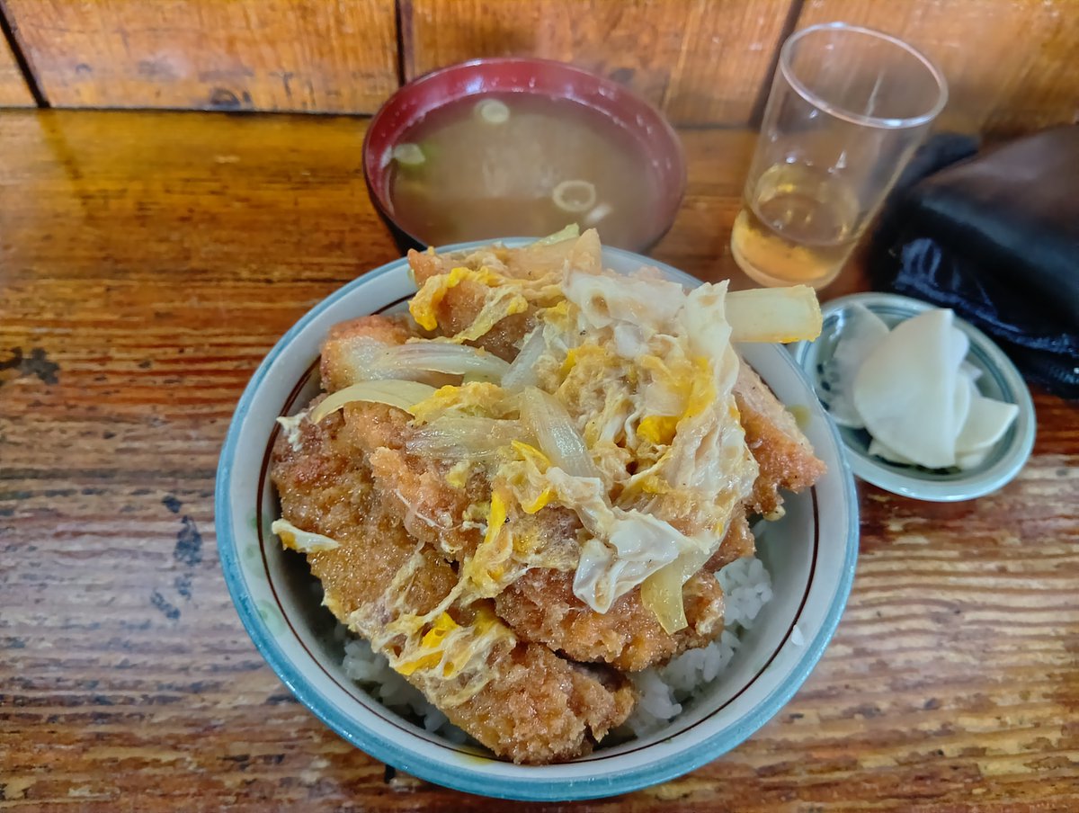 aru5243's tweet photo. カツ丼のボリュームがおかしい https://t.co/thHiOl3SnO