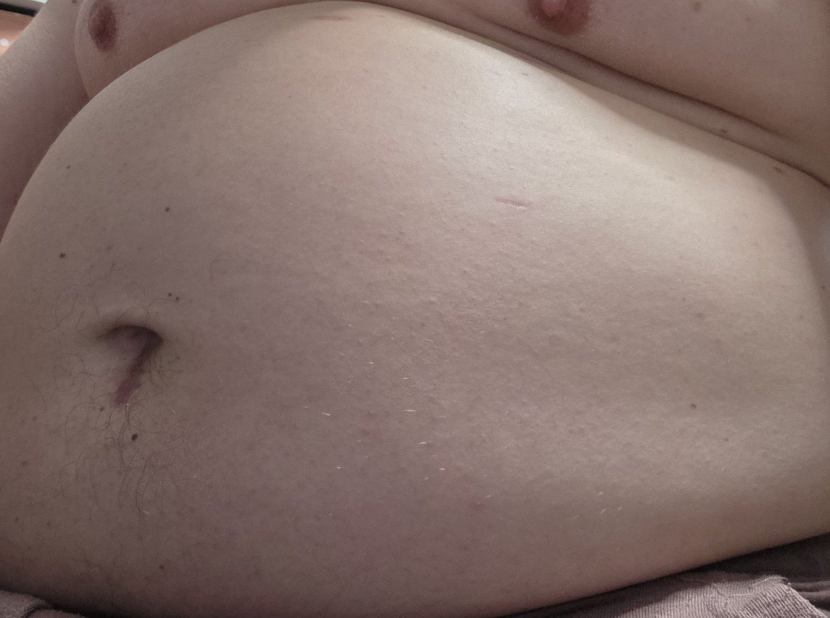 GrowingCarsten's tweet photo. Shake-Zeit 🥤🍦 Cremig, süß und viel zu gut, um zu widerstehen. Mein Bauch freut sich schon auf morgen. 😏 Habt ihr ein Lieblingsrezept für Genussabende?
#feedee #bhm #bigbelly #chubby https://t.co/7LjY0BkiSz