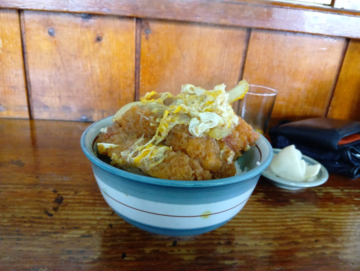 aru5243's tweet photo. カツ丼のボリュームがおかしい https://t.co/thHiOl3SnO