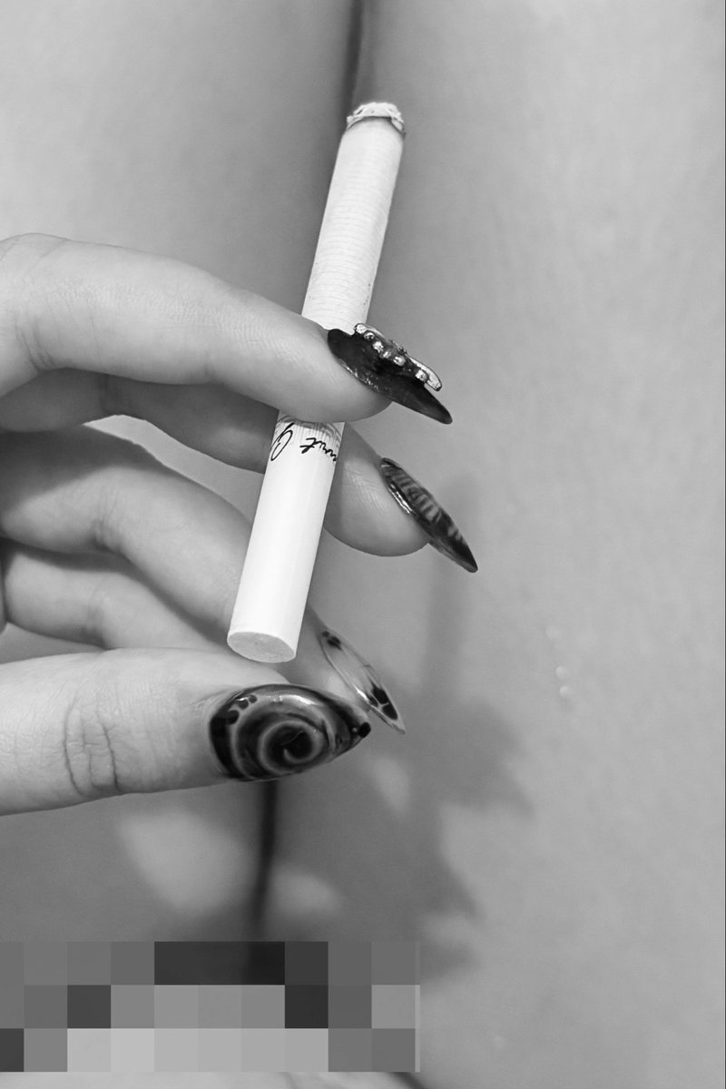 zeviom's tweet photo. who wants to be mommy’s ashtray https://t.co/ounbjiSGN5
