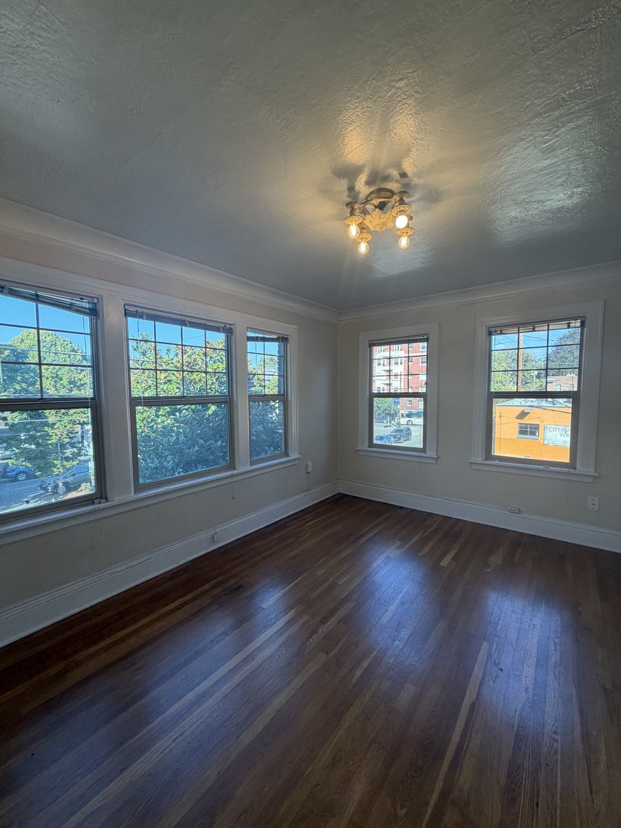 shell__fish's tweet photo. Just signed a lease on my new vintage one bedroom apartment in NW portland and shes actually perfect ☺️ the french doors? Built-ins, tiles and light fixtures is exactly the space i can’t wait to live in my 30’s https://t.co/b3TfHN6zaH